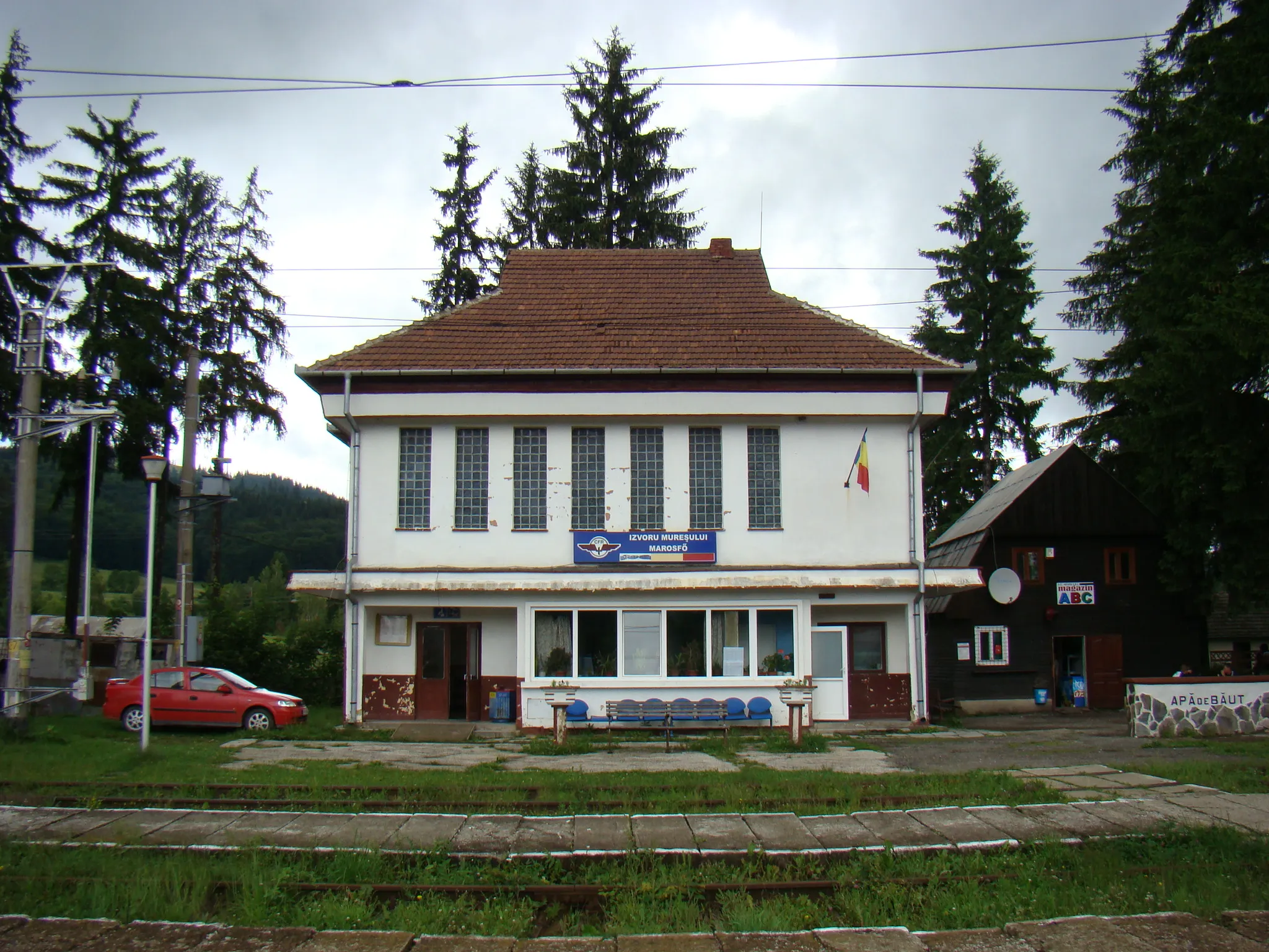 Photo showing: The railway station from Izvorul Muresului, Ro