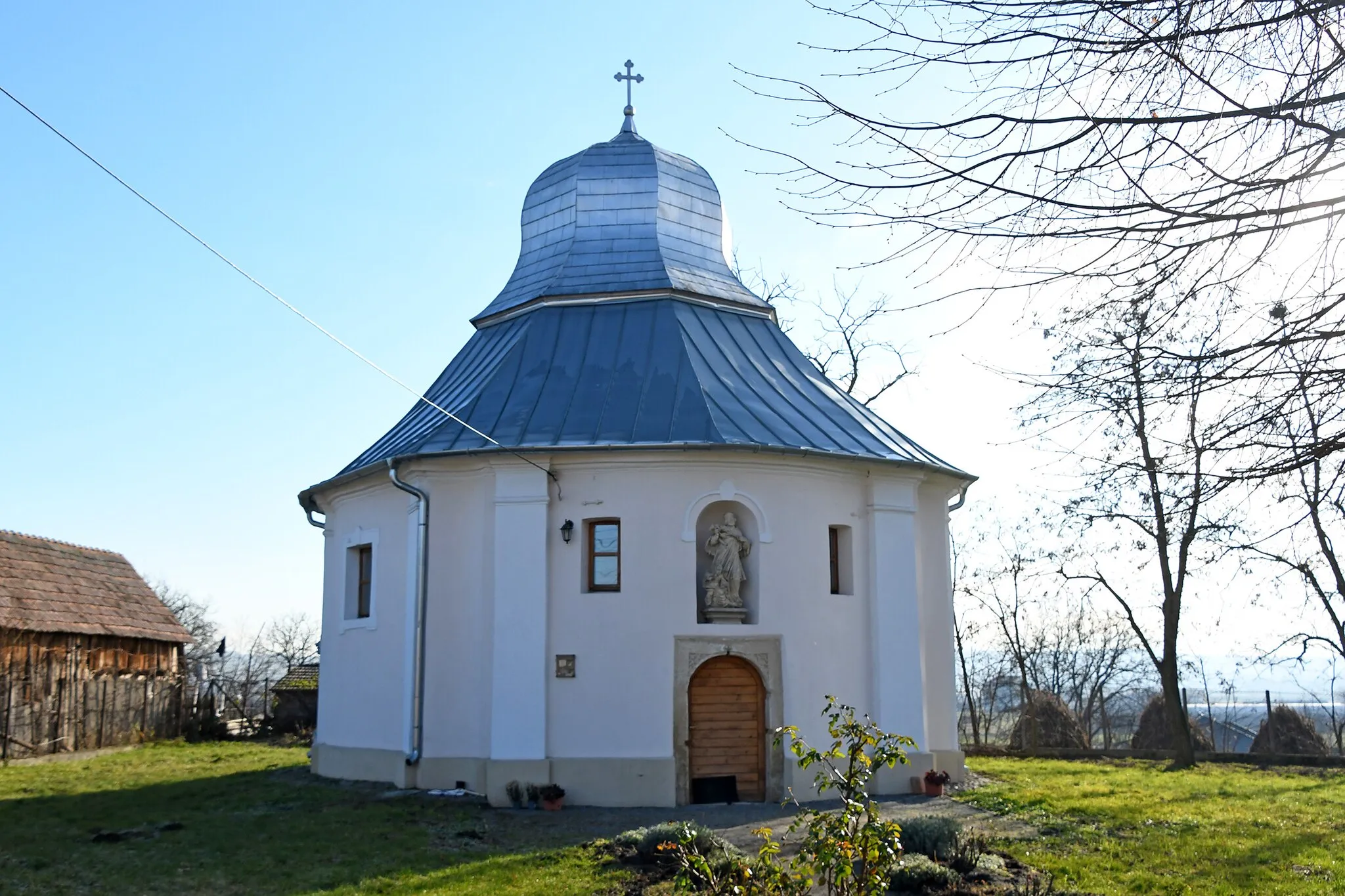 Photo showing: Roman Catholic church in Nazna, Romania