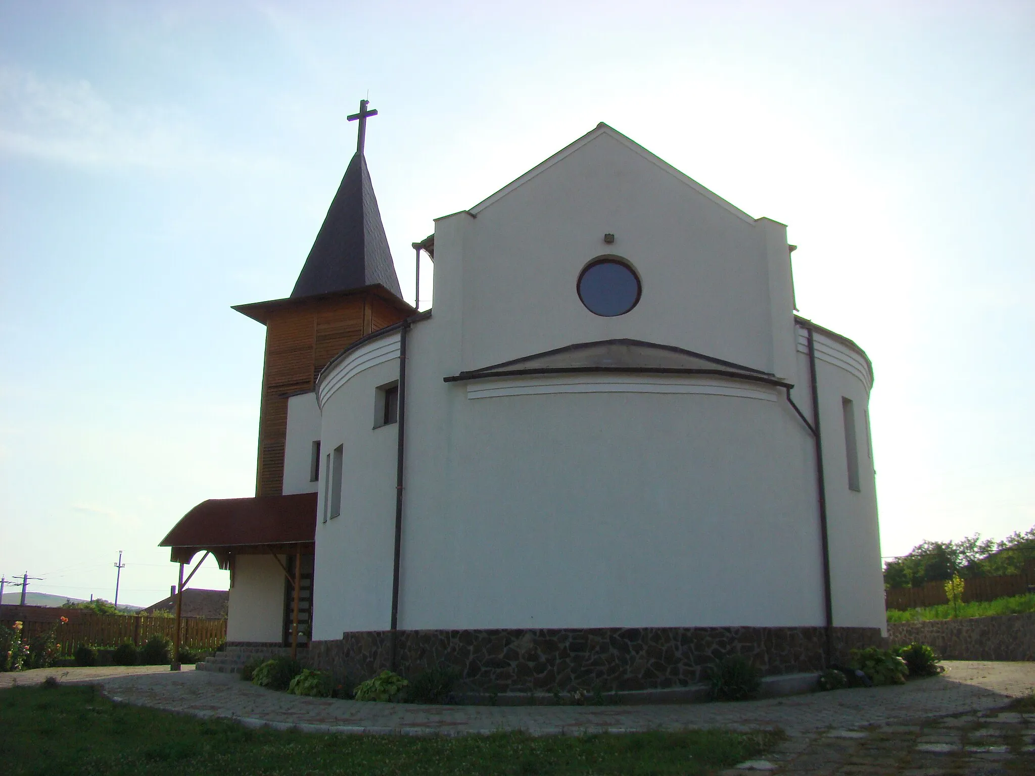 Photo showing: The roman-catholic church in Roșiori, Mureș county, Romania