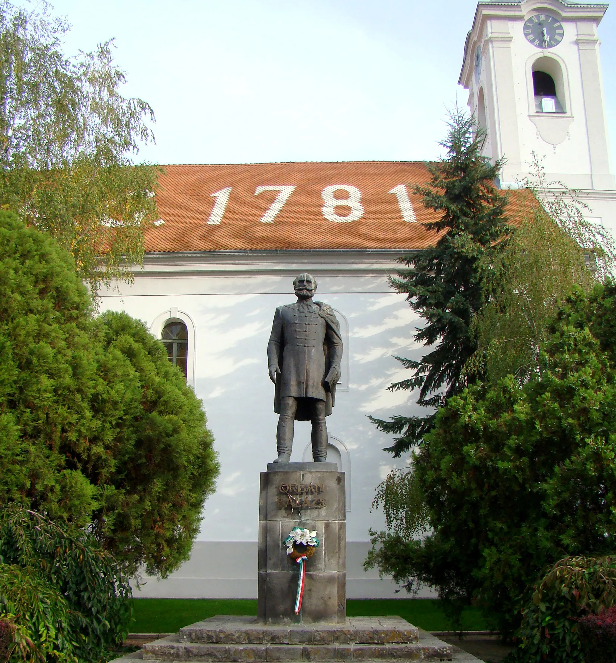 Photo showing: Statue of Balázs Orbán at the Reformed church in Odorheiu Secuiesc, Harghita County, Romania