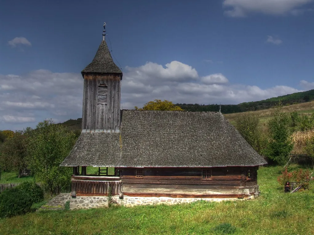 Photo showing: Biserica de lemn din Nădaşa, judeţul Mureş. Vedere din sud.