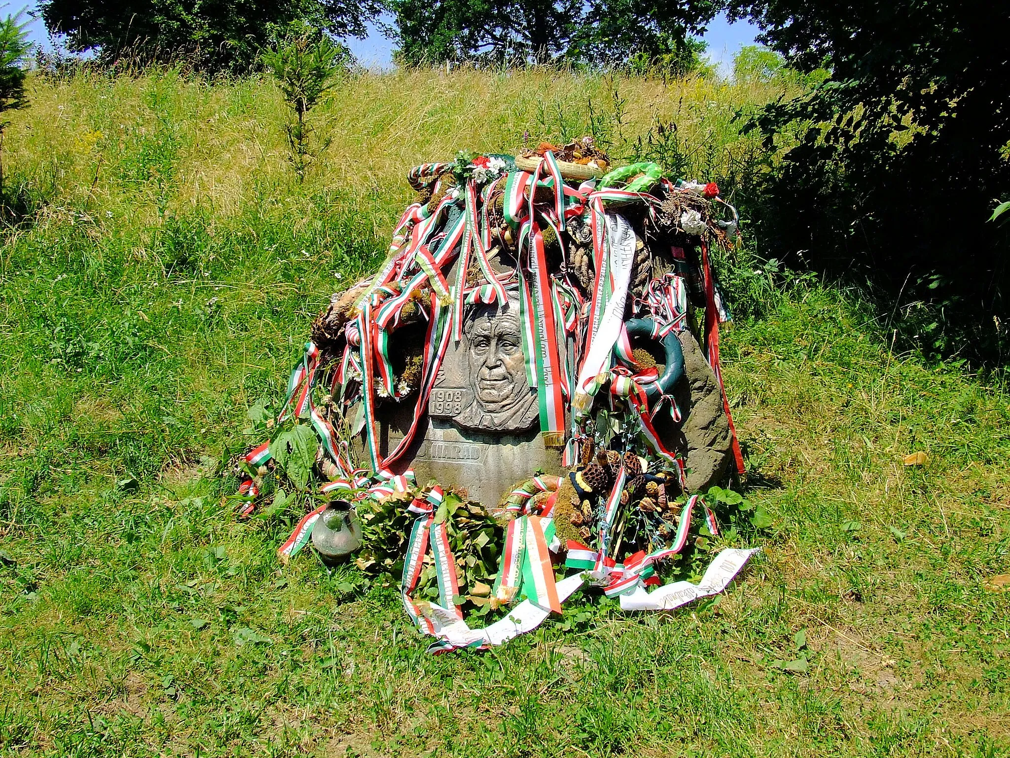 Photo showing: Grave of Albert Wass in Brâncoveneşti (Marosvécs)
