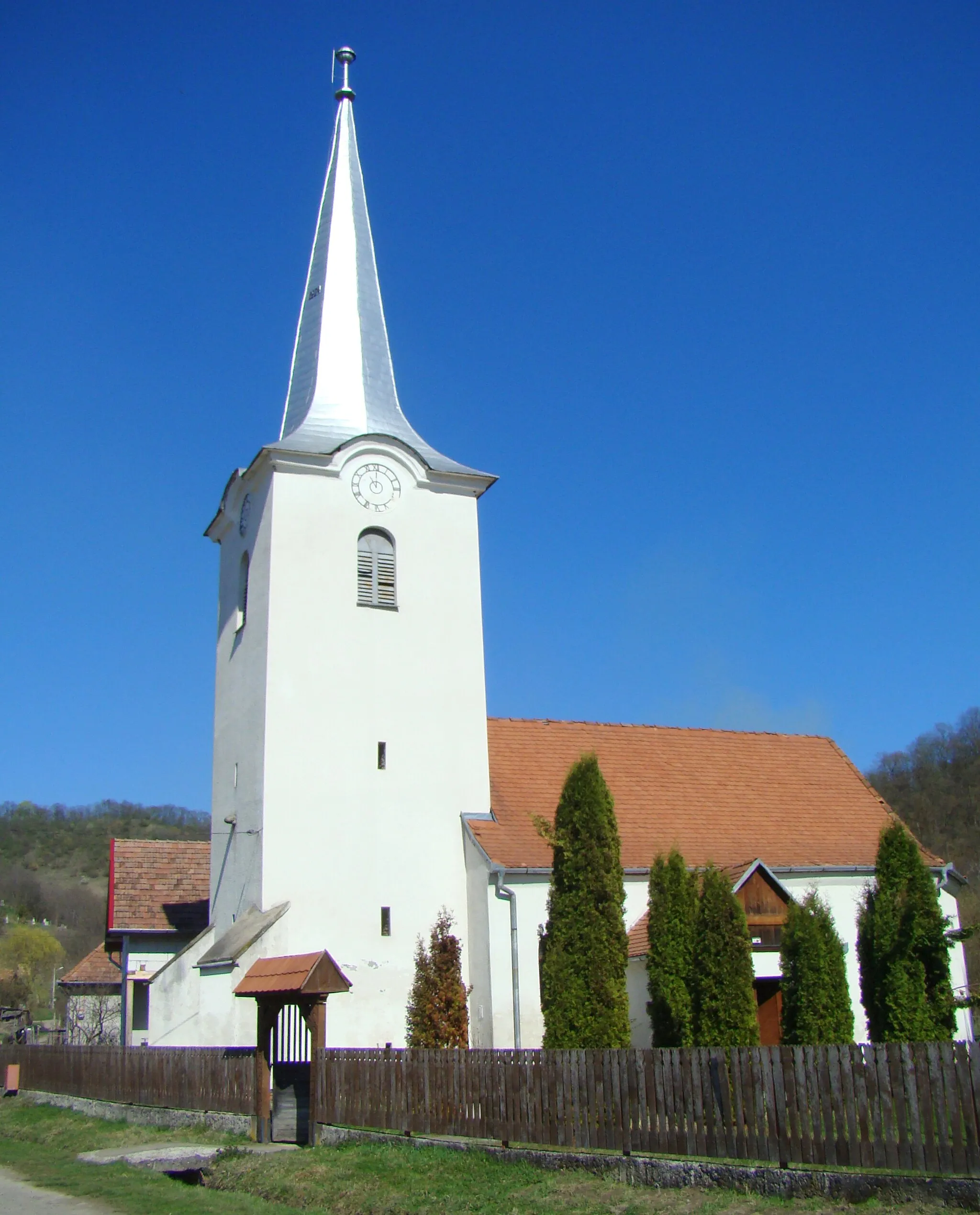 Photo showing: Biserica unitariană, cu turnul-clopotniță, sat Călușeri; comuna Ernei