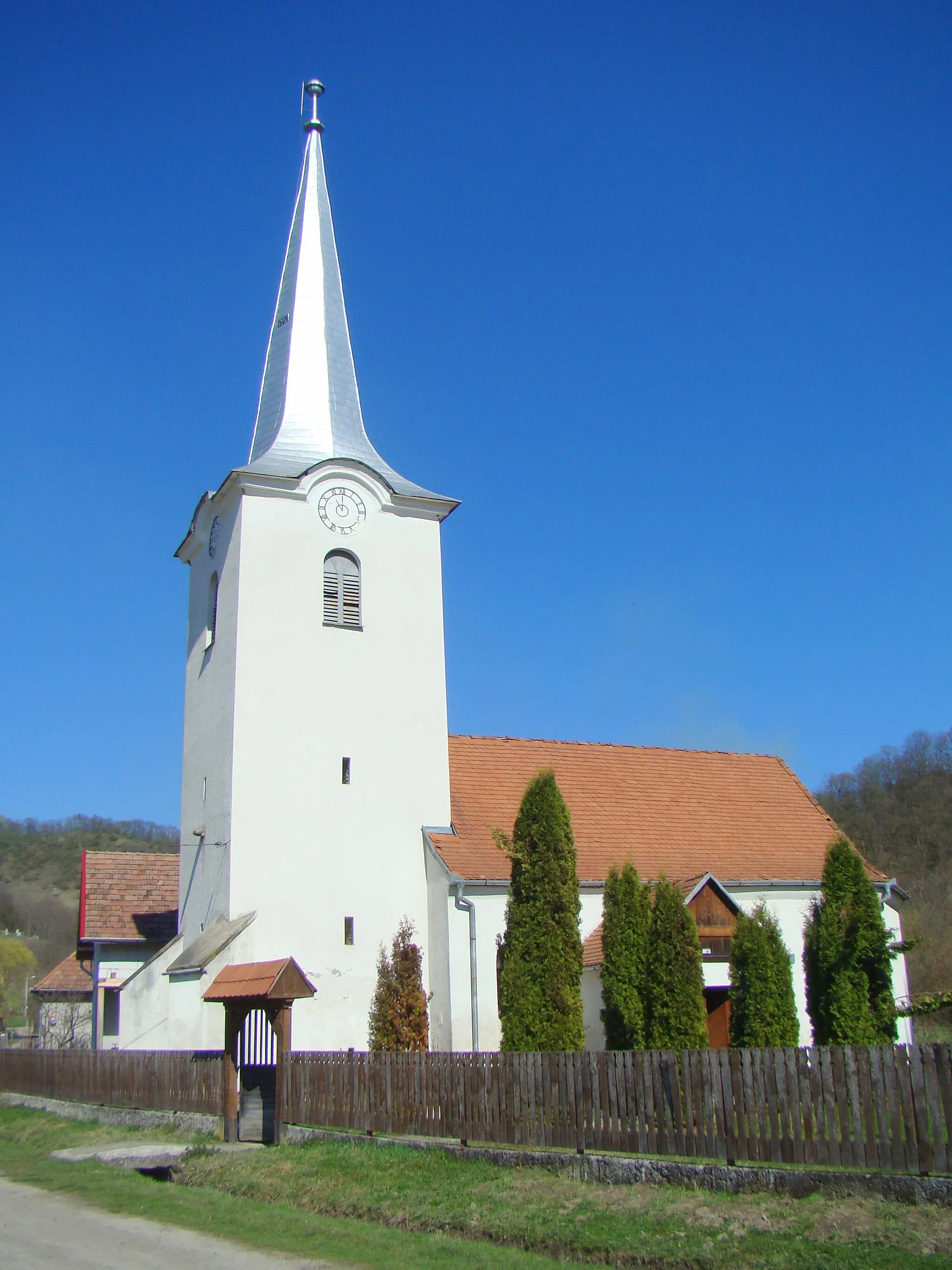Photo showing: Biserica unitariană, cu turnul-clopotniță, sat Călușeri; comuna Ernei