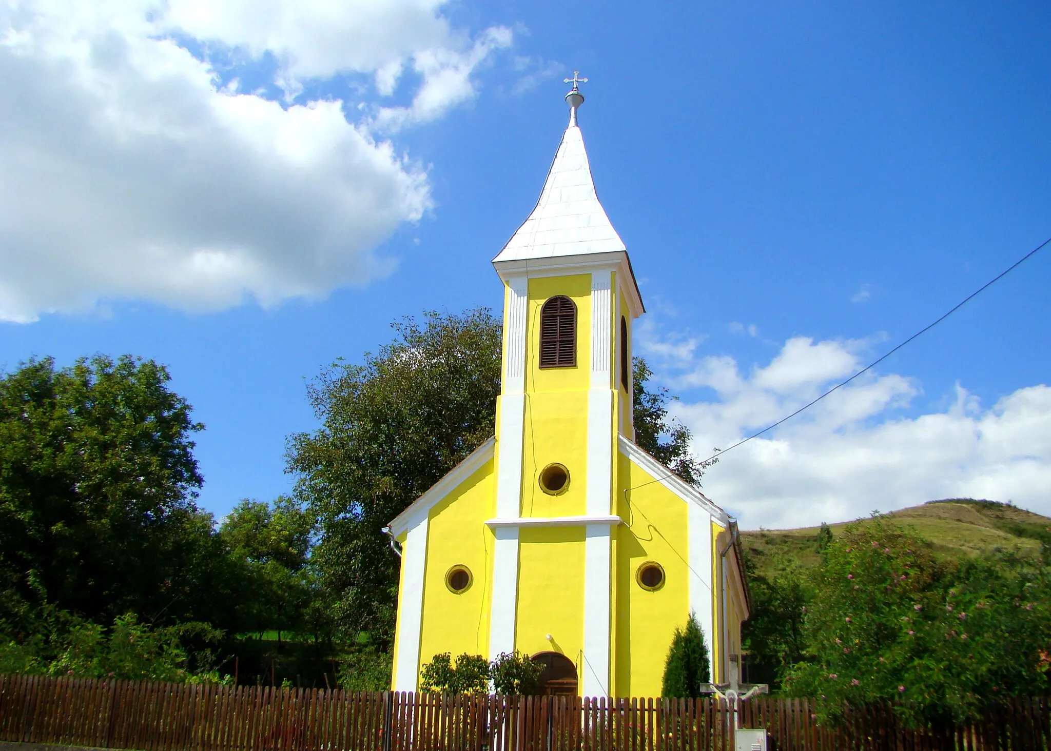 Photo showing: Roman Catholic church in  Călimănești, Mureș County, Romania