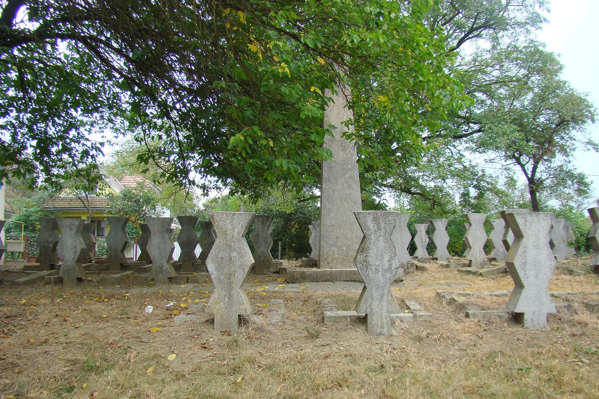 Photo showing: Cimitirul Eroilor Români din Al Doilea Război Mondial, sat Leordeni, județul Mureș