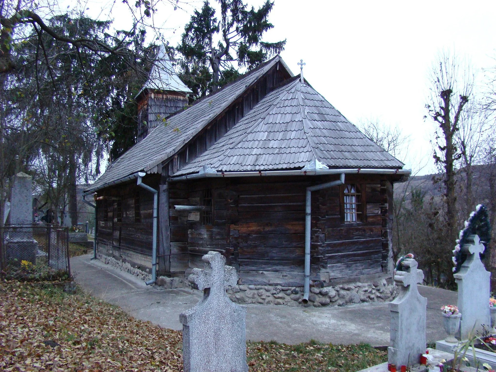 Photo showing: Biserica de lemn „Sf.Arhangheli” din Moișa, județul Mureș