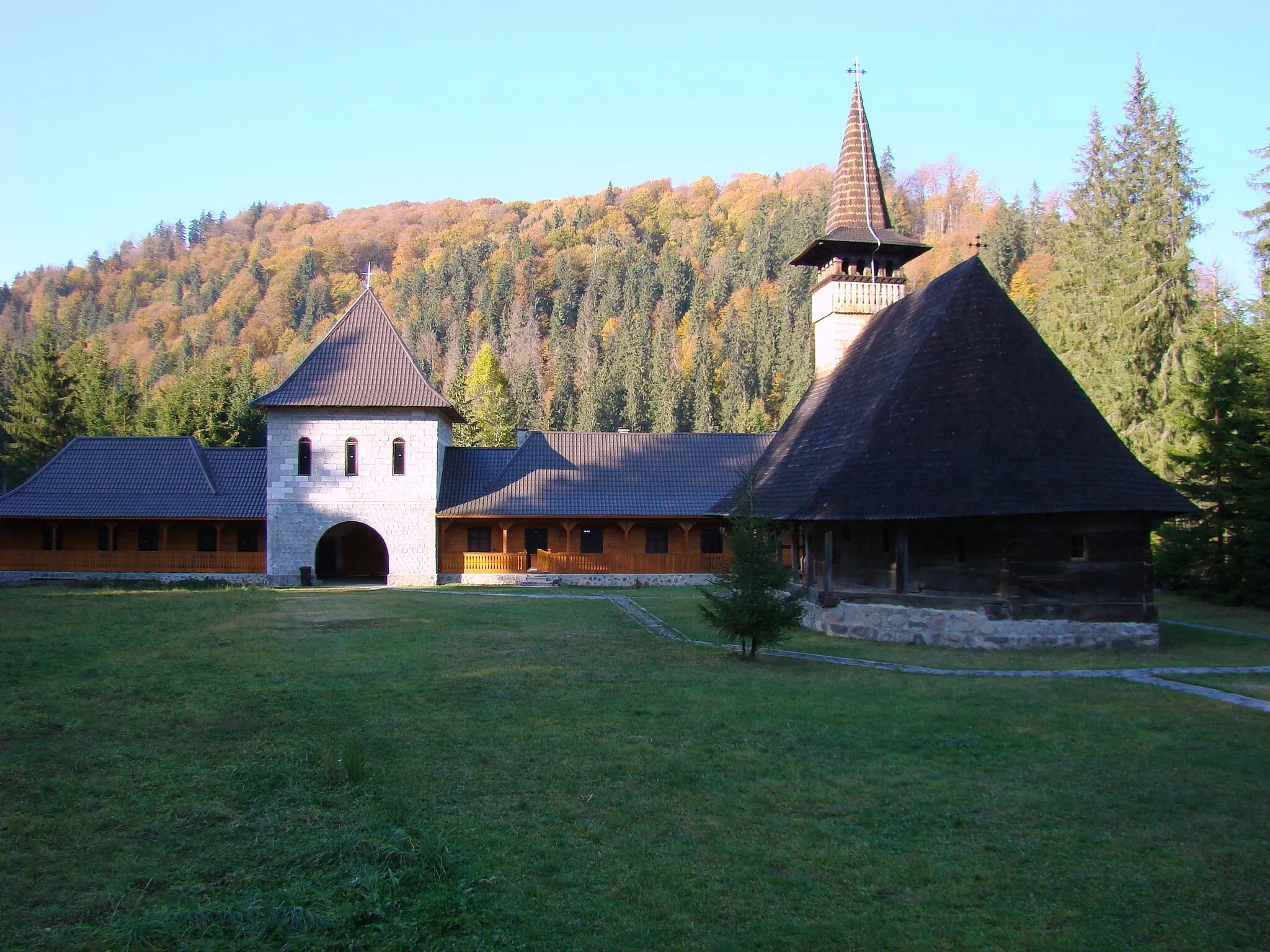 Photo showing: Biserica de lemn "Sfântul Nicolae", sat LĂPUŞNA; comuna IBĂNEŞTI