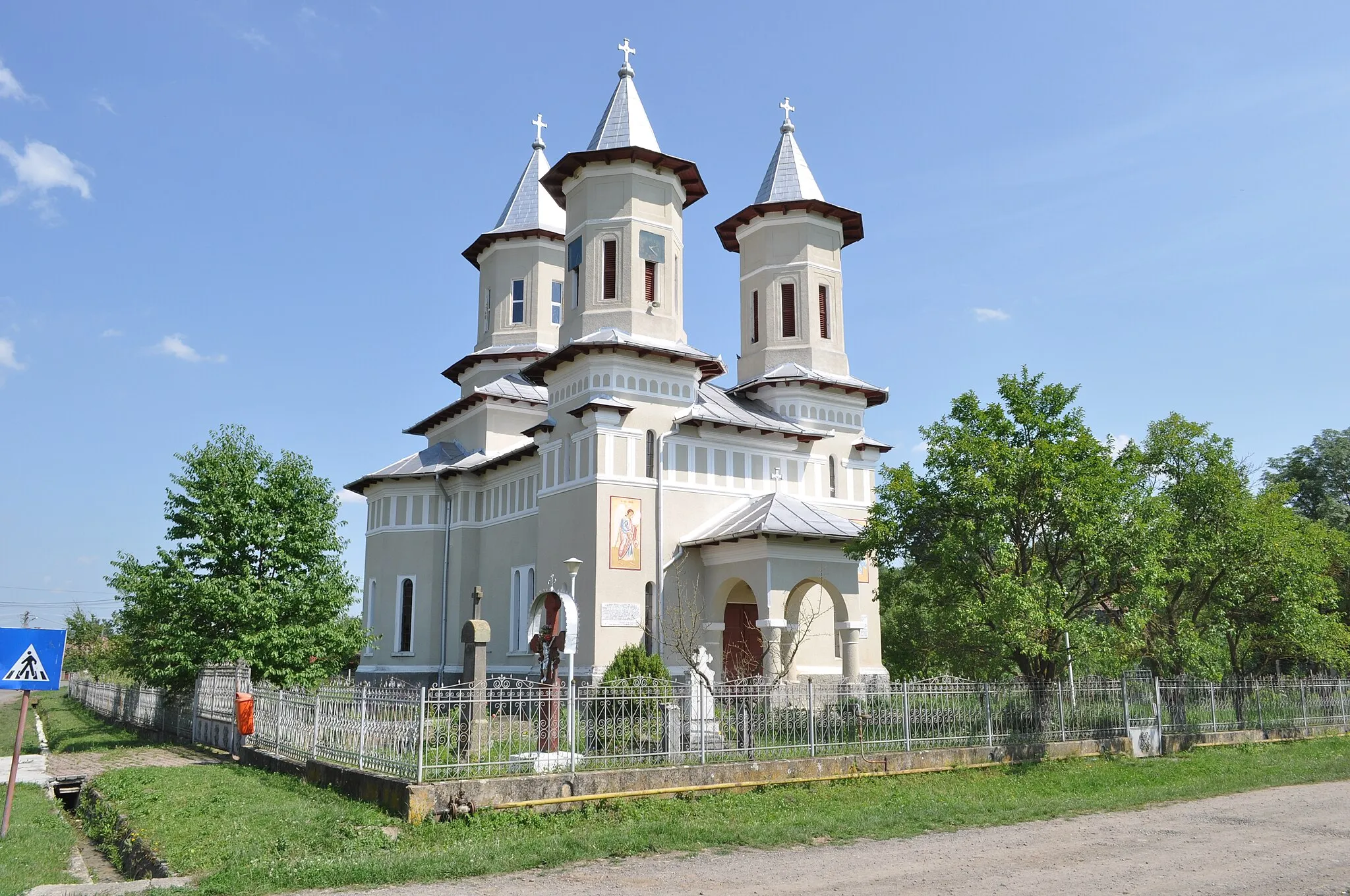 Photo showing: Biserica ortodoxă „Sfinții Arhangheli”, Frunzeni, județul Mureș.