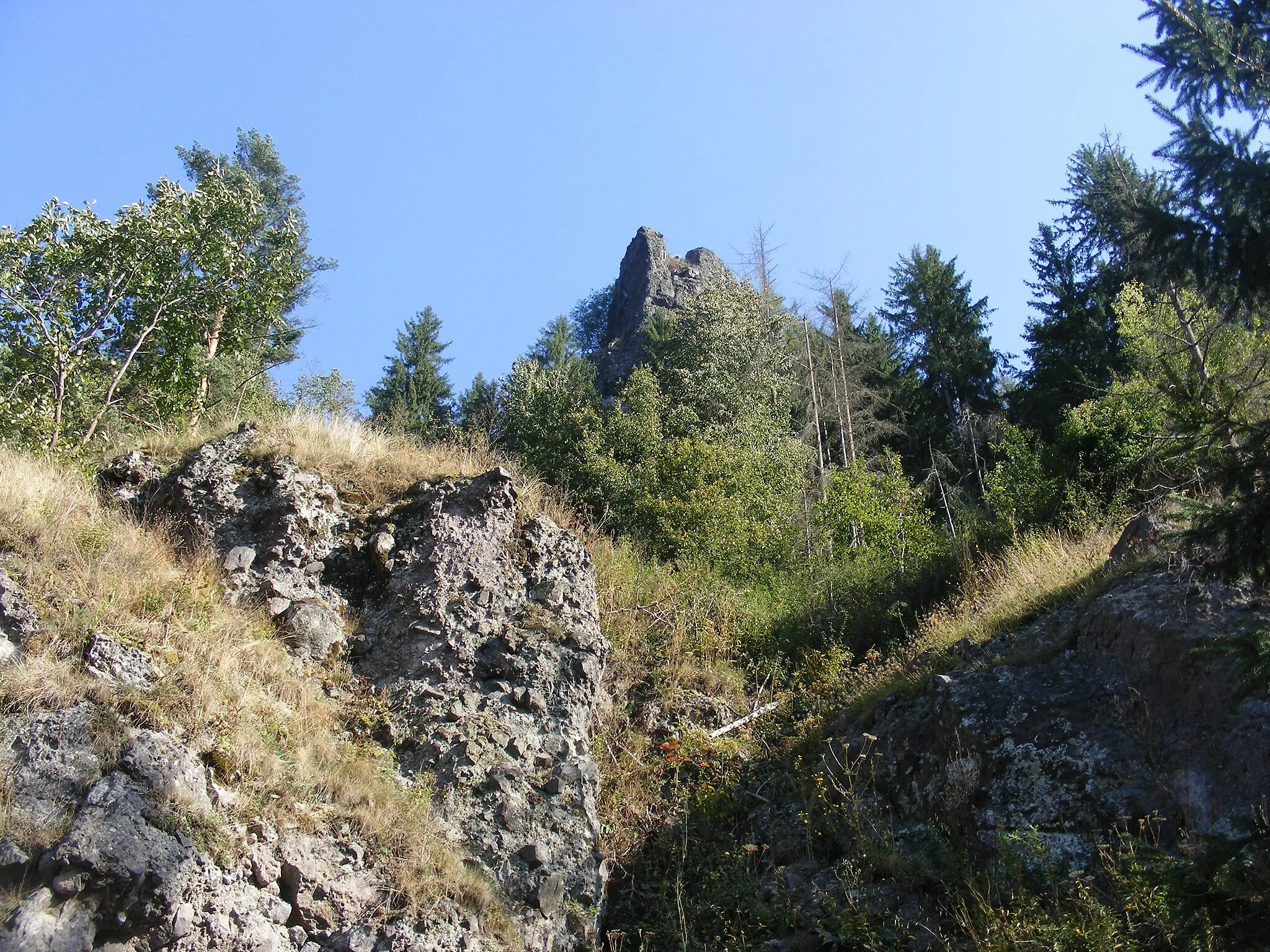 Photo showing: The "Falcon Stone" over the village Neagra, Mureș County, Romania.