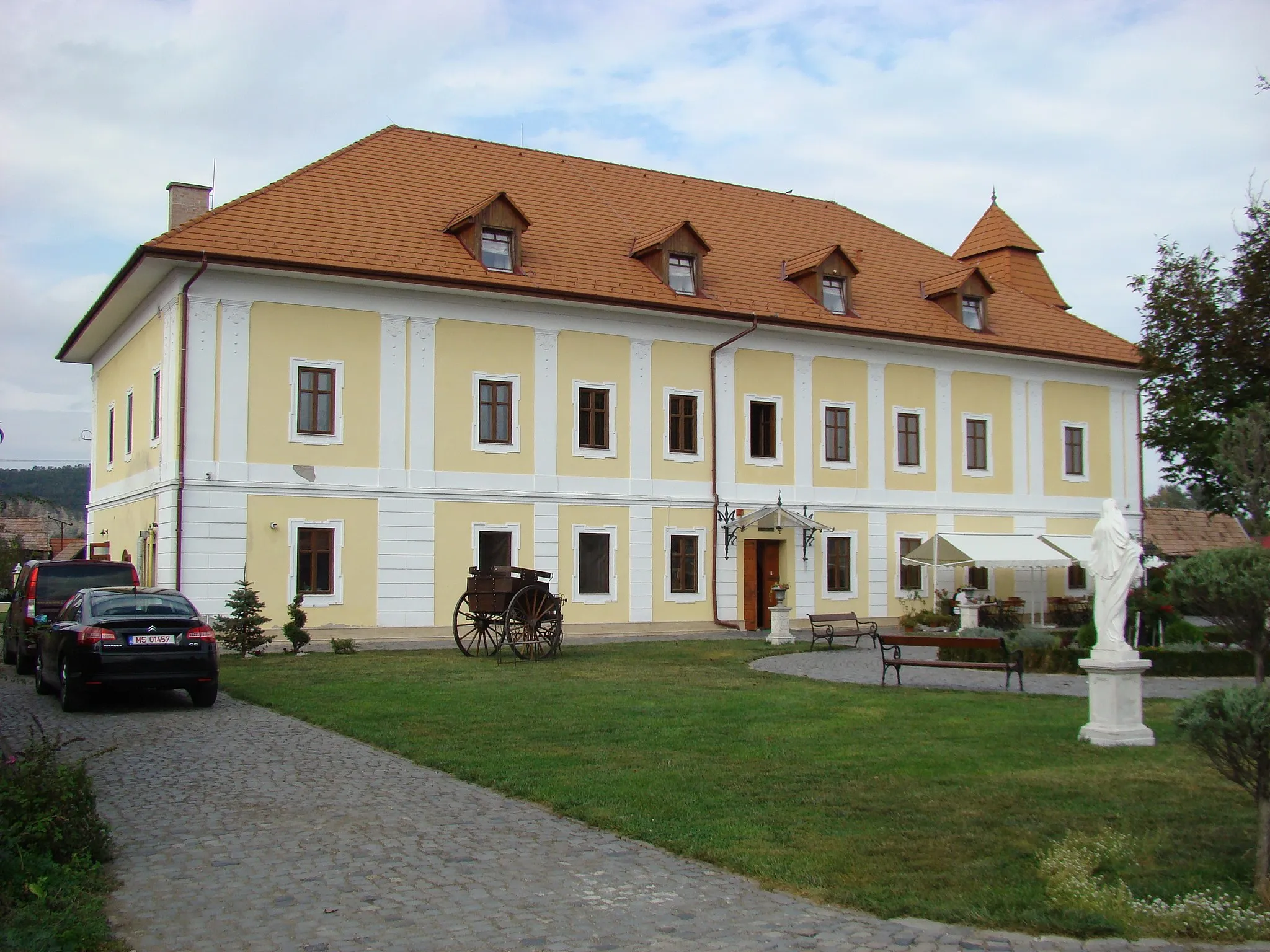 Photo showing: Haller Castle in Ogra, Mureș county, Romania