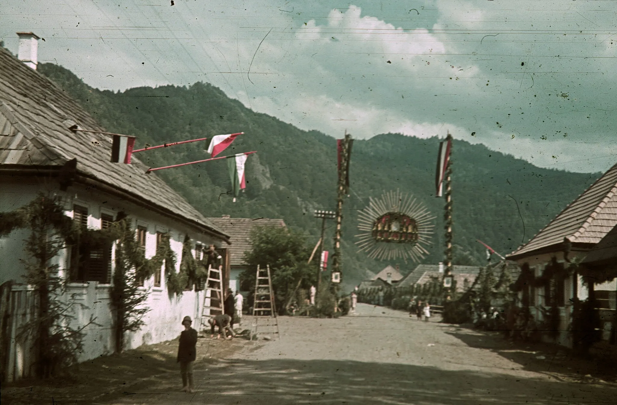 Photo showing: ,TransylvaniaRăstolitadiadalkapu a magyar csapatok bevonulása idején.