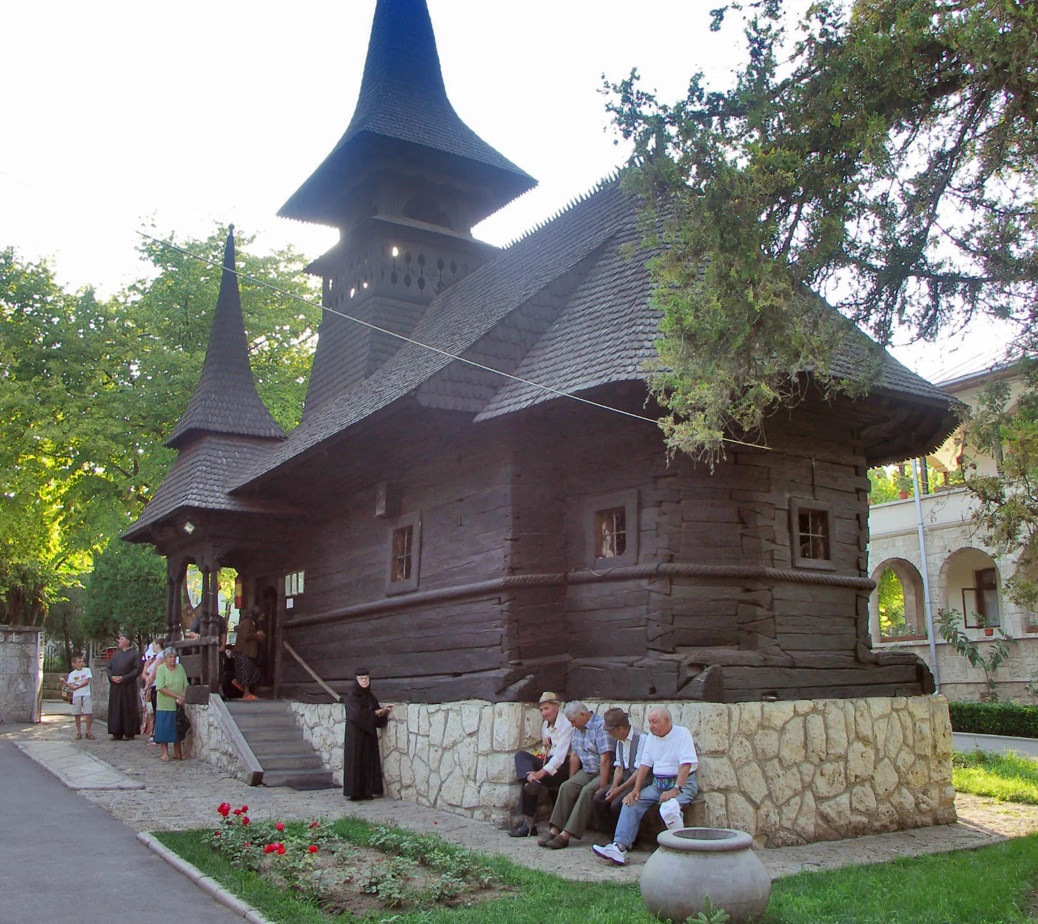 Photo showing: Biserica de lemn din satul Maiorești, comuna Rușii-Munți, județul Mureș, mutată în orașul Techirgiol, județul Constanța. Vedere dinspre sud-est.