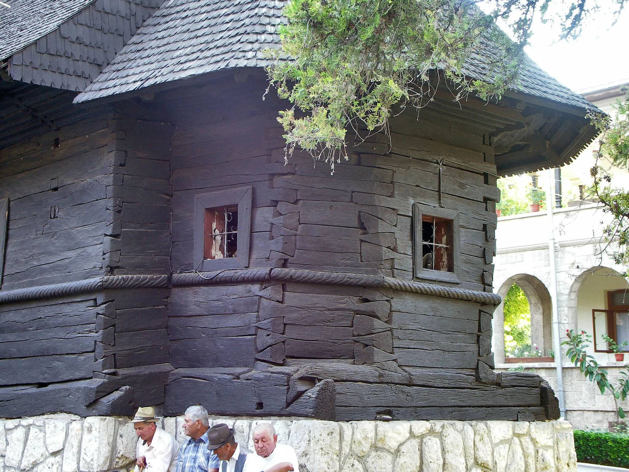 Photo showing: Biserica de lemn din Maioreşti, Mureş, mutată în Techirghiol, Constanţa. Altarul în exterior.