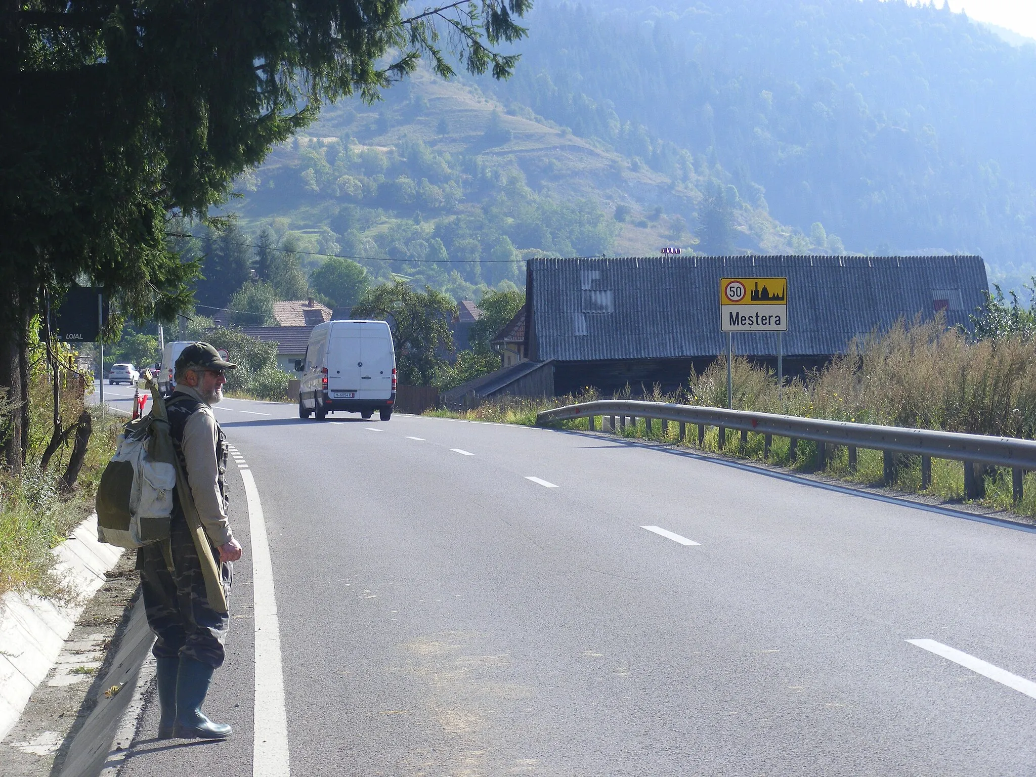 Photo showing: Entrance to Meștera.