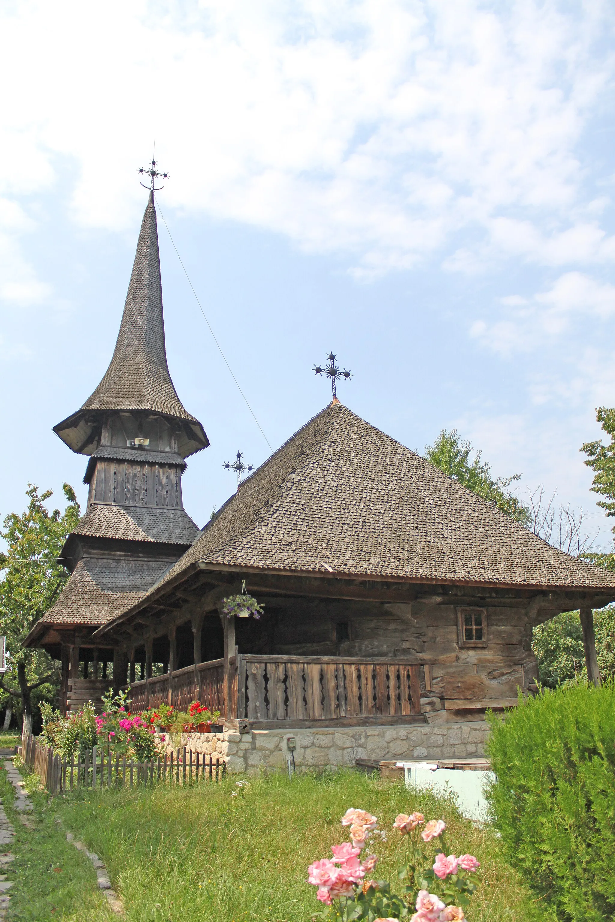 Photo showing: Biserica de lemn din Luieriu, judeţul Mureş acum biserica schitului Sf.Maria-Cricov de lângă oraşul Urlaţi, judeţul Prahova.