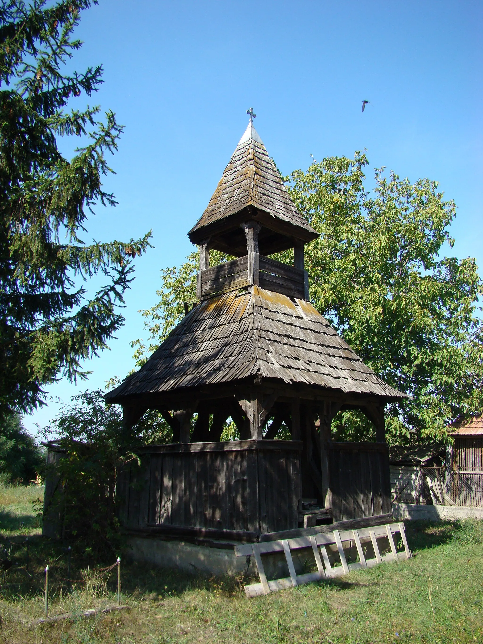 Photo showing: Biserica de lemn „Sf.Arhangheli” din Cerghizel-județul Mureș