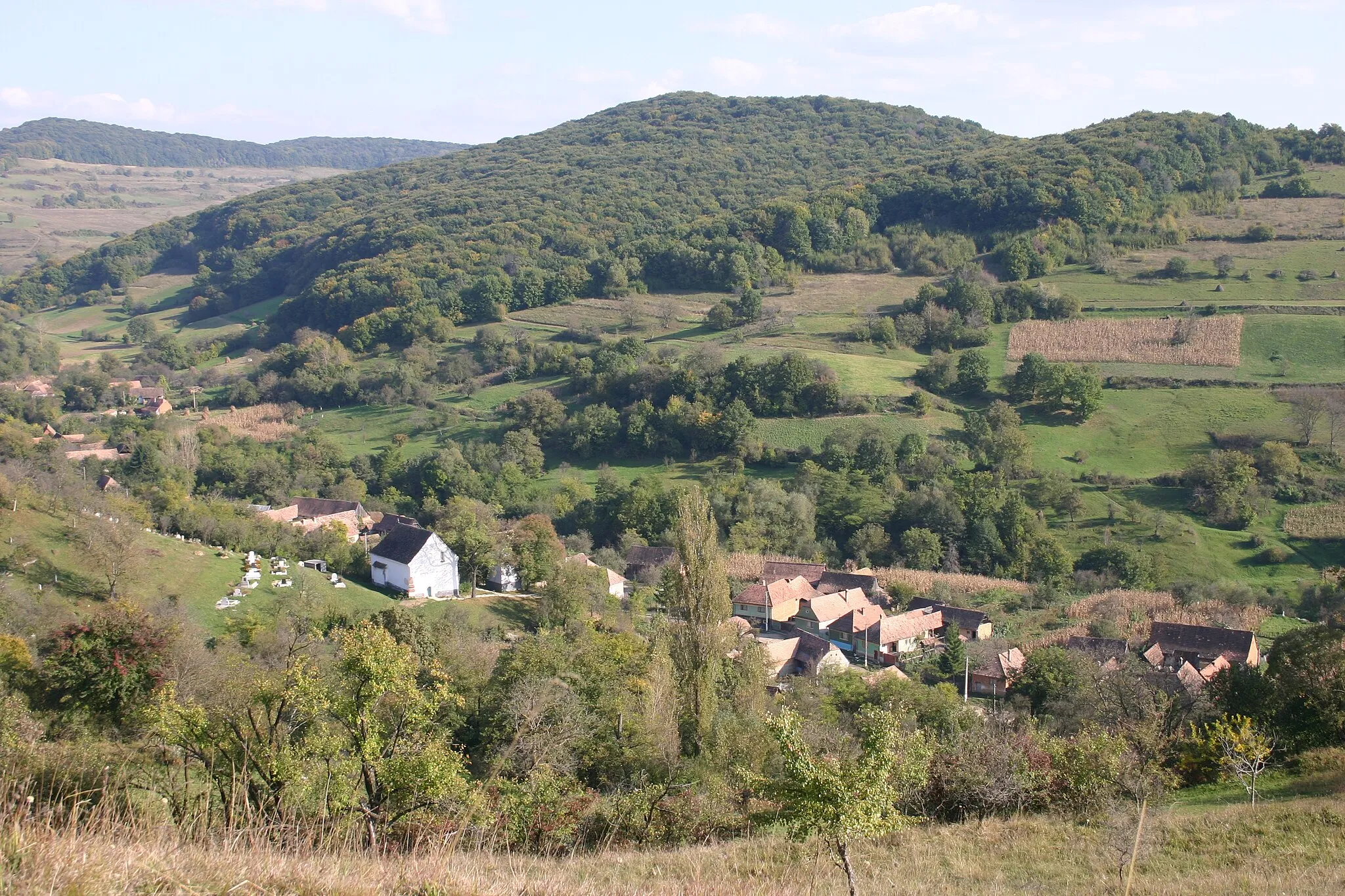 Photo showing: Der alte Ortsteil von Jacodu mit der Unitatierkirche und ihrem Friedhof (Bildmitte links)
