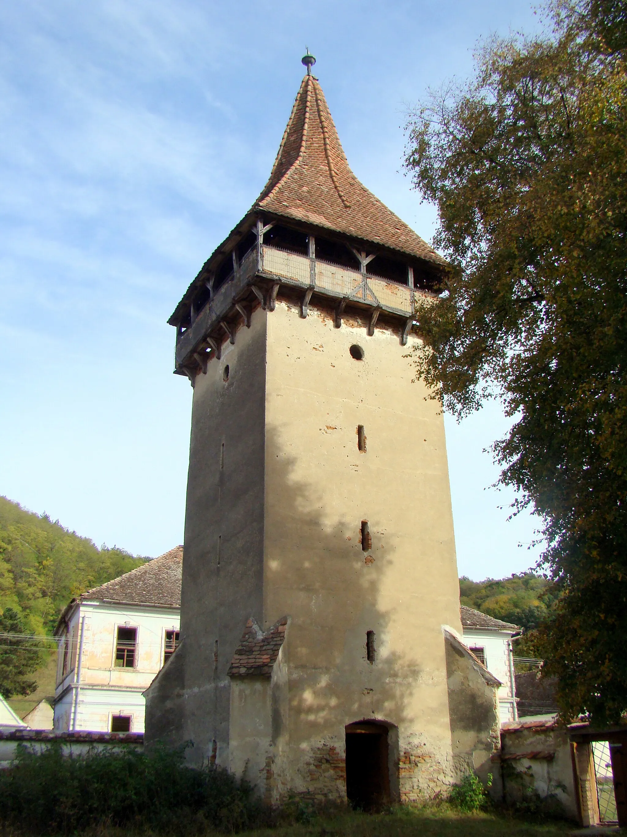 Photo showing: Zidul de incintă, cu turnul-clopotniță, sat Ormeniș; comuna Viișoara	Str. Principală 204	sec. XVIII