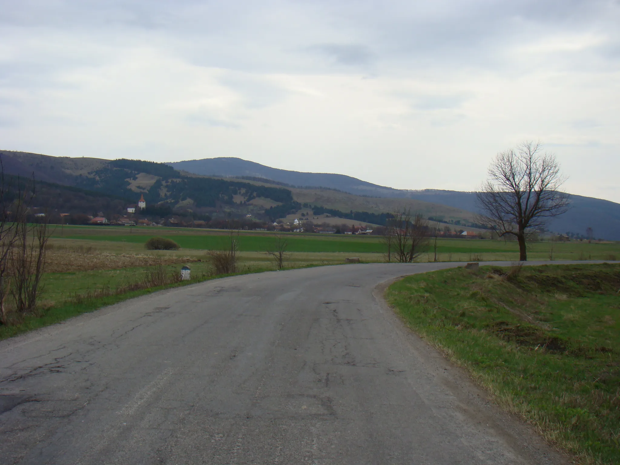 Photo showing: Muntii Intorsurii si satul Dobarlau