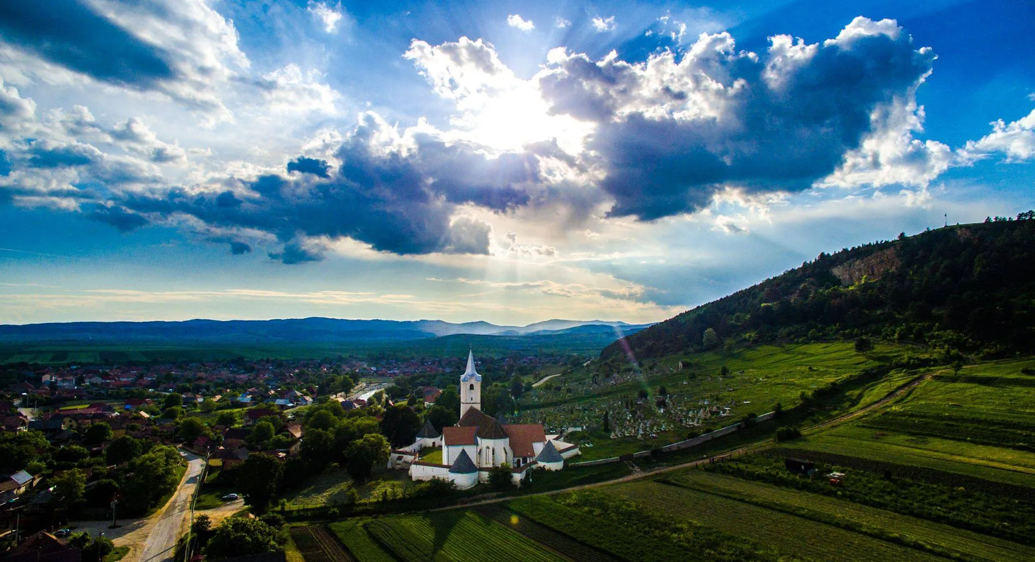 Photo showing: Kézdiszentlélek és a Perkő nem szokványos szögből fényképezve. Fotó: Ignácz Szabolcs dron pilóta