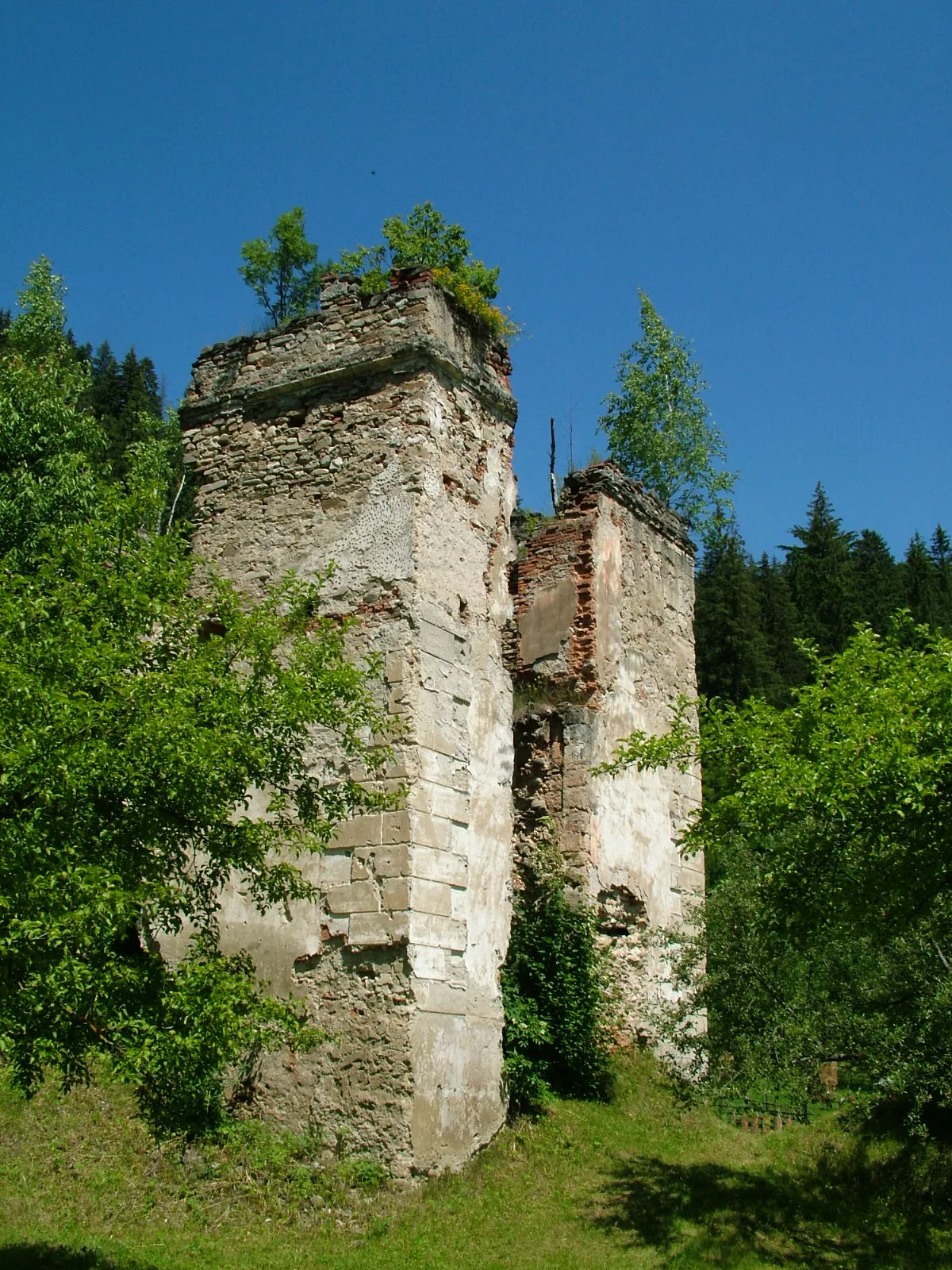 Photo showing: One of the many local castles used along the trade routes in the 15th and 16th centuries during the reigns of Petru Rares and Stephen the Great