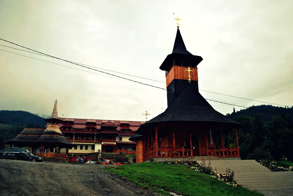 Photo showing: Ansamblul bisericii "Sf. Gheorghe" sat Petru Vodă; comuna Poiana Teiului Romania
