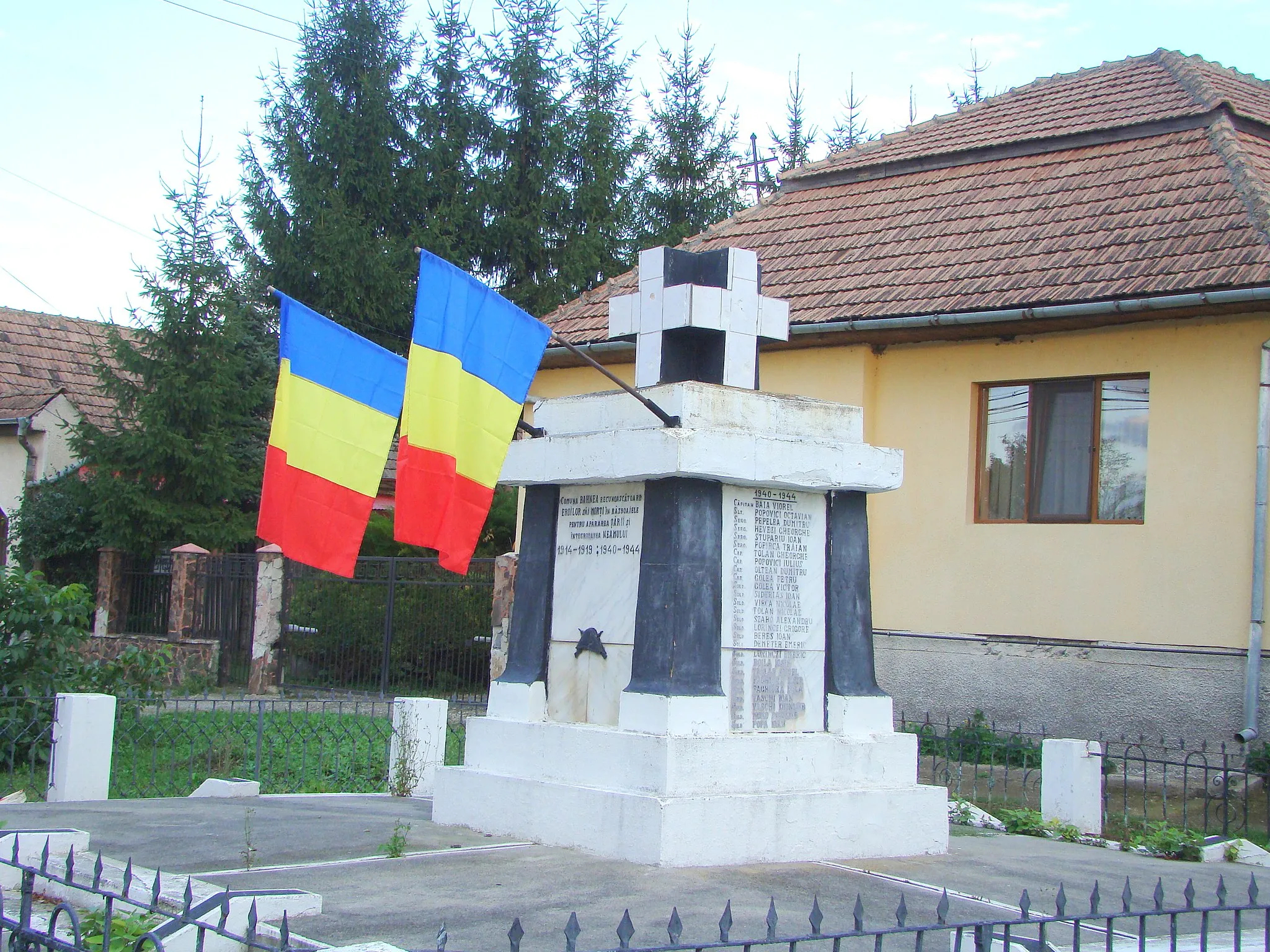 Photo showing: World War memorial in Bahnea, Mureș county, Romania