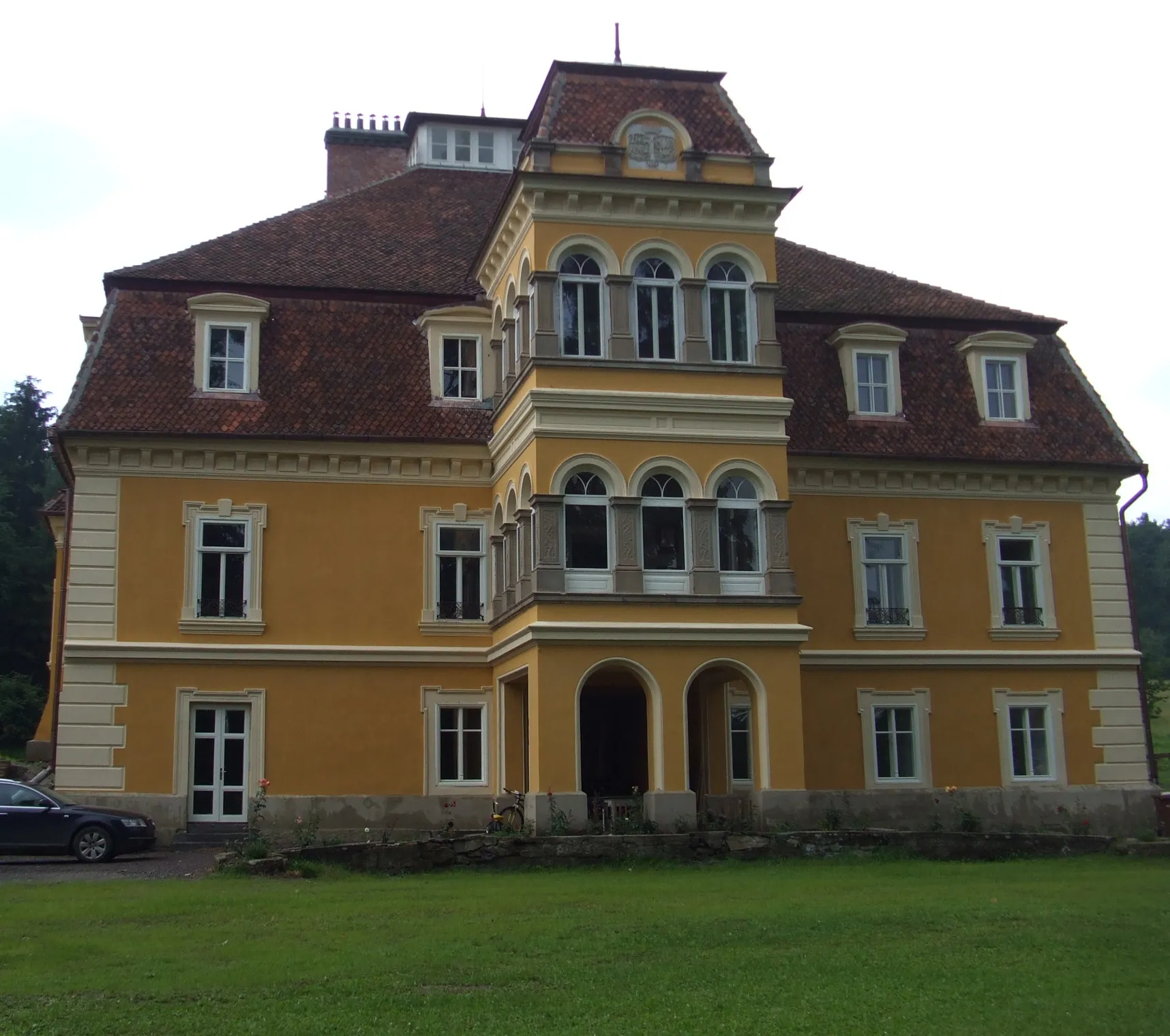 Photo showing: The Mikes Castle in Zăbala (hungarian: Zabola). Front view.