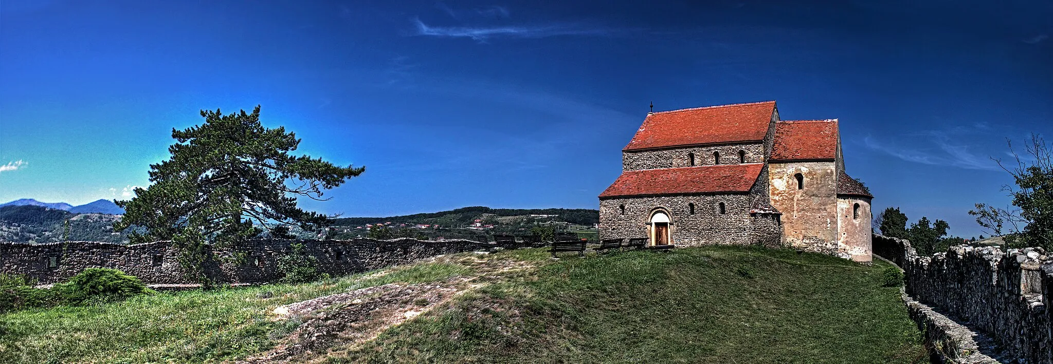 Photo showing: Panorama of the "Sf. Mihail" forticied church in Cisnădioara, Sibiu County