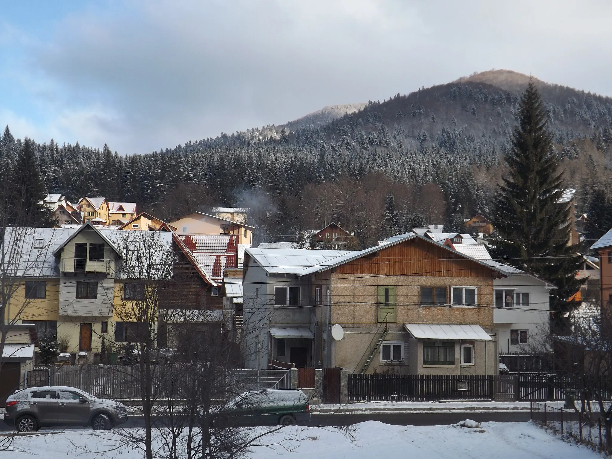 Photo showing: Looking out of our friend's flat's kitchen's window on a beautiful snowy morning on New Year's Eve 2015.

Azuga, Romania.