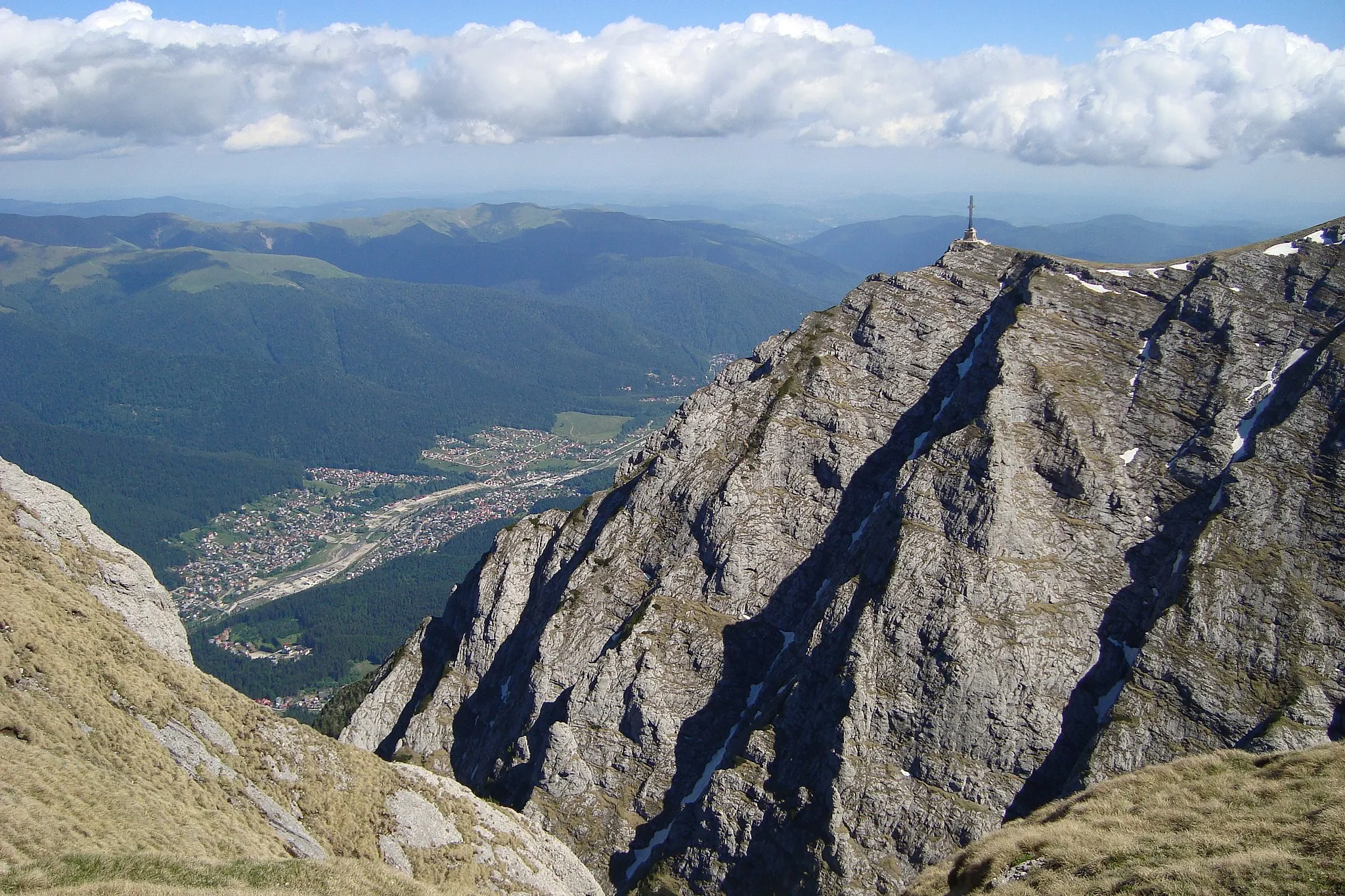 Photo showing: Caraiman Cross on Bucegi mountaintop. Secondary view, Busteni city in Prahova Valley.