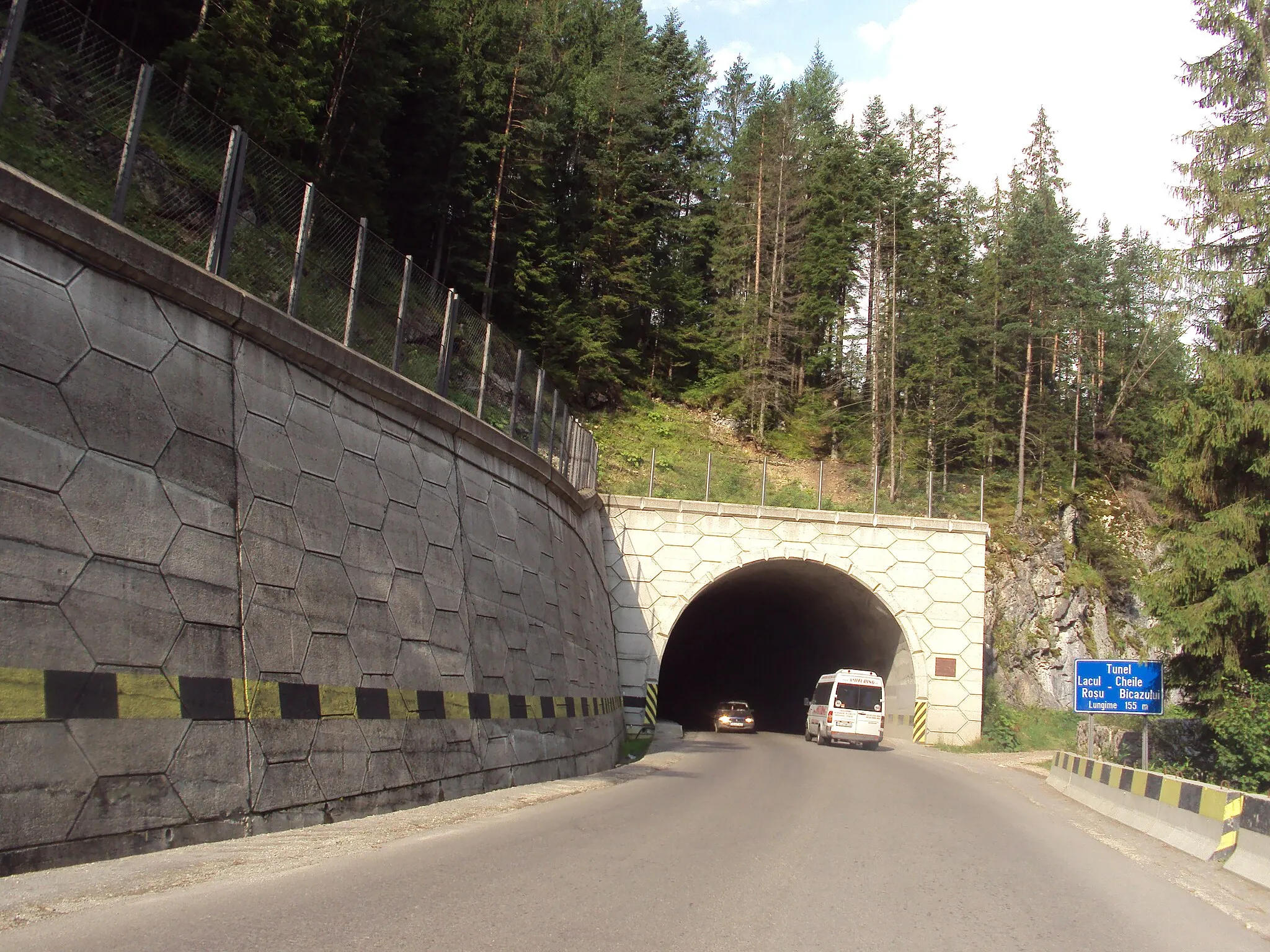 Photo showing: Eastern portal of Lacu Roșu tunnel on the Romanian national road DN12C.