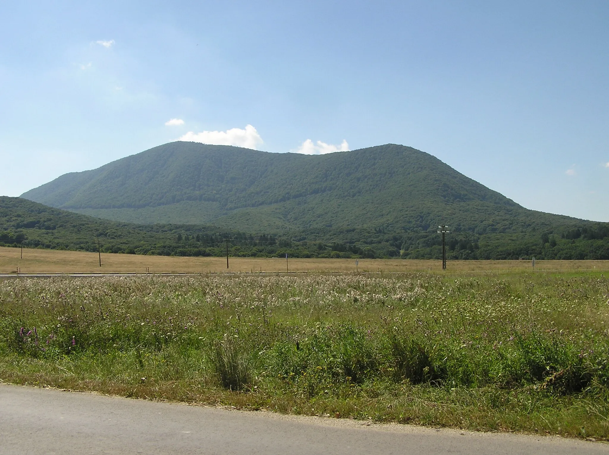 Photo showing: Sicht auf die Nord-Ostseite des Zeidner Bergs, in Siebenbürgen, Rumänien.