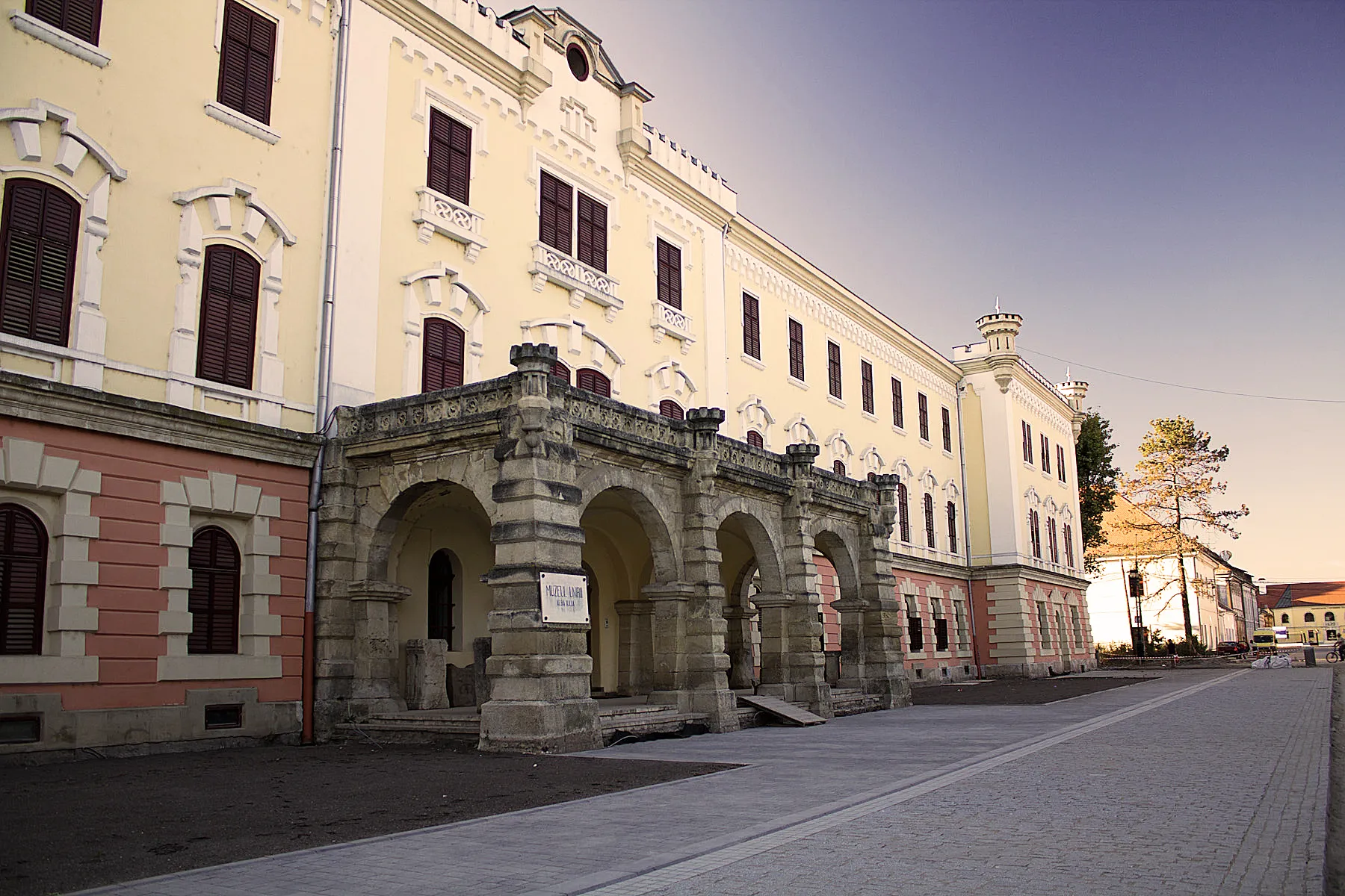 Photo showing: Muzeul Unirii, intrare față, Alba Iulia, România