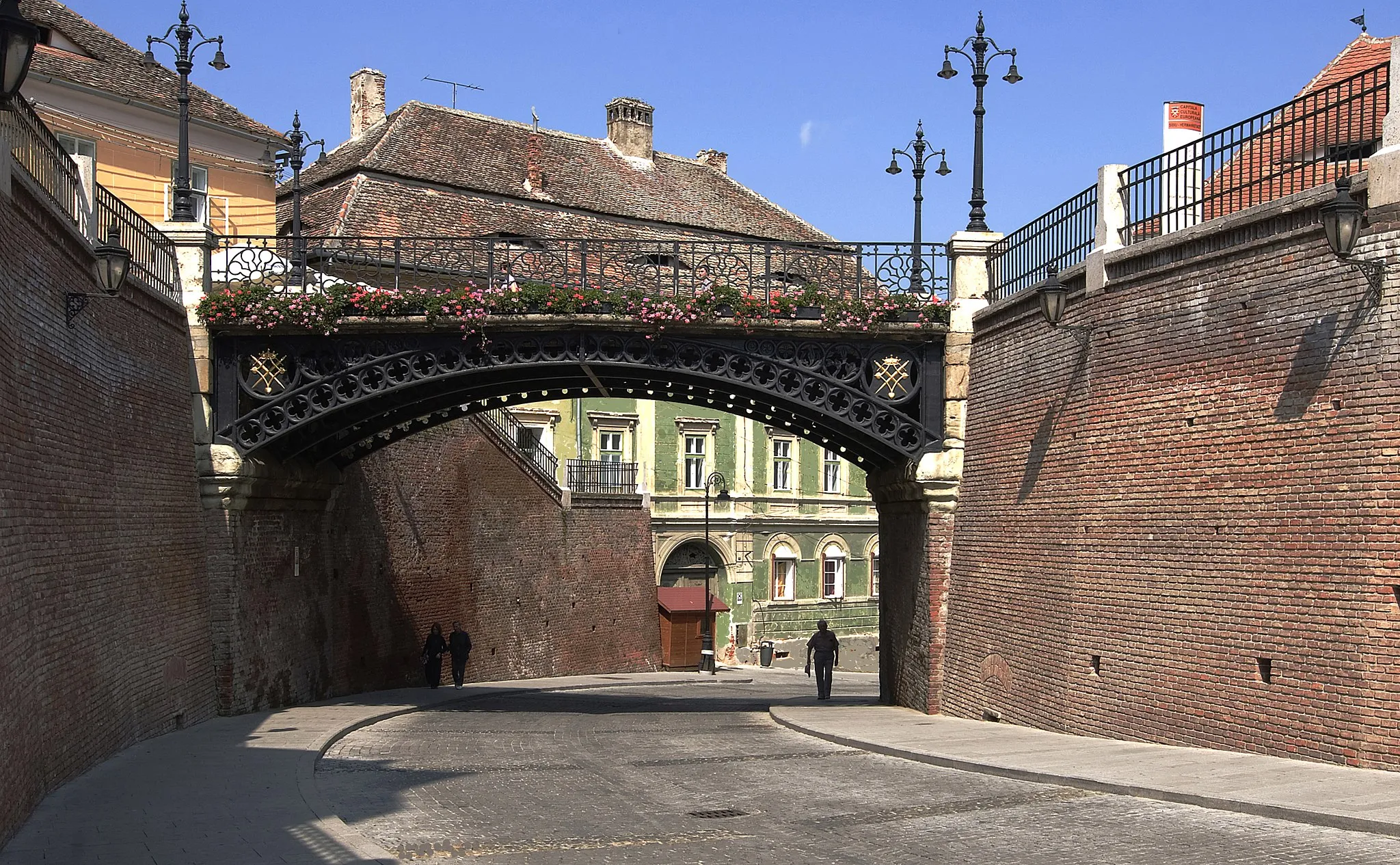 Photo showing: Die gusseiserne Lügenbrücke in Hermannstadt wurde 1859 in der Friedrichshütte bei Laubach in Hessen gegossen. Die Brücke verbindet den Kleinen Ring mit der Stadtpfarrkirche am Huetplatz.