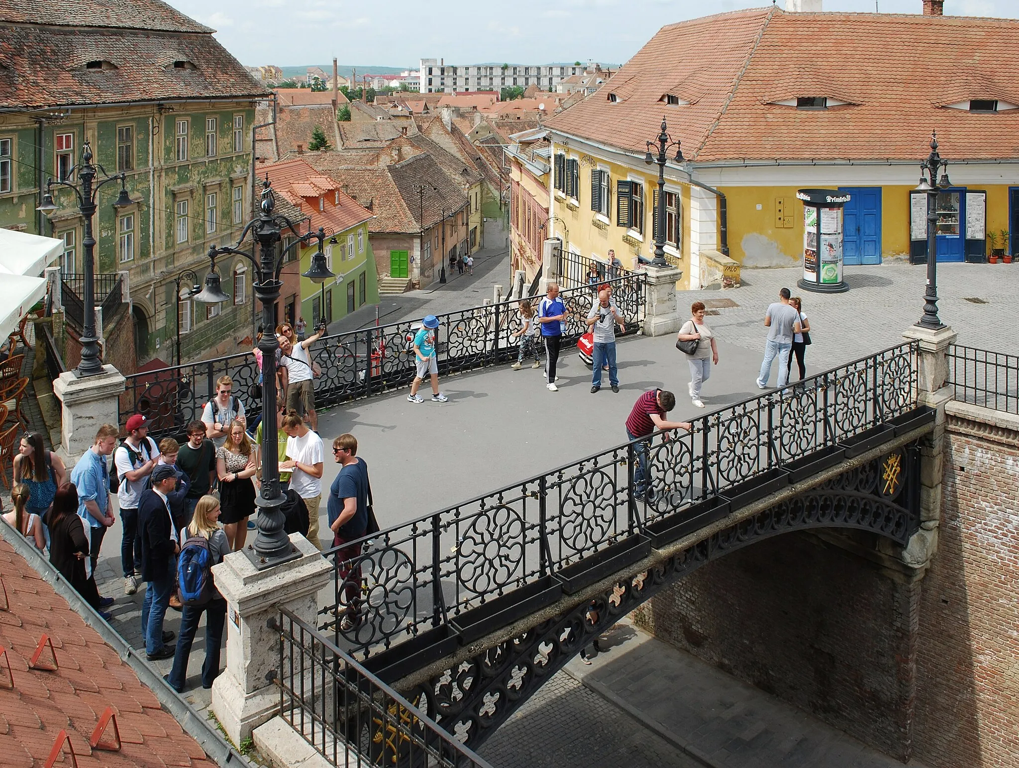 Photo showing: Bridge of Lies in Sibiu, Romania, seen from the first floor of an adjacent building.