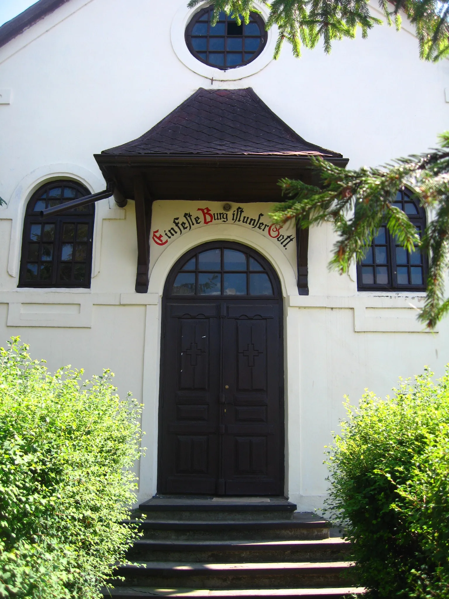 Photo showing: Evangelical Church in Suceava - entrance door.