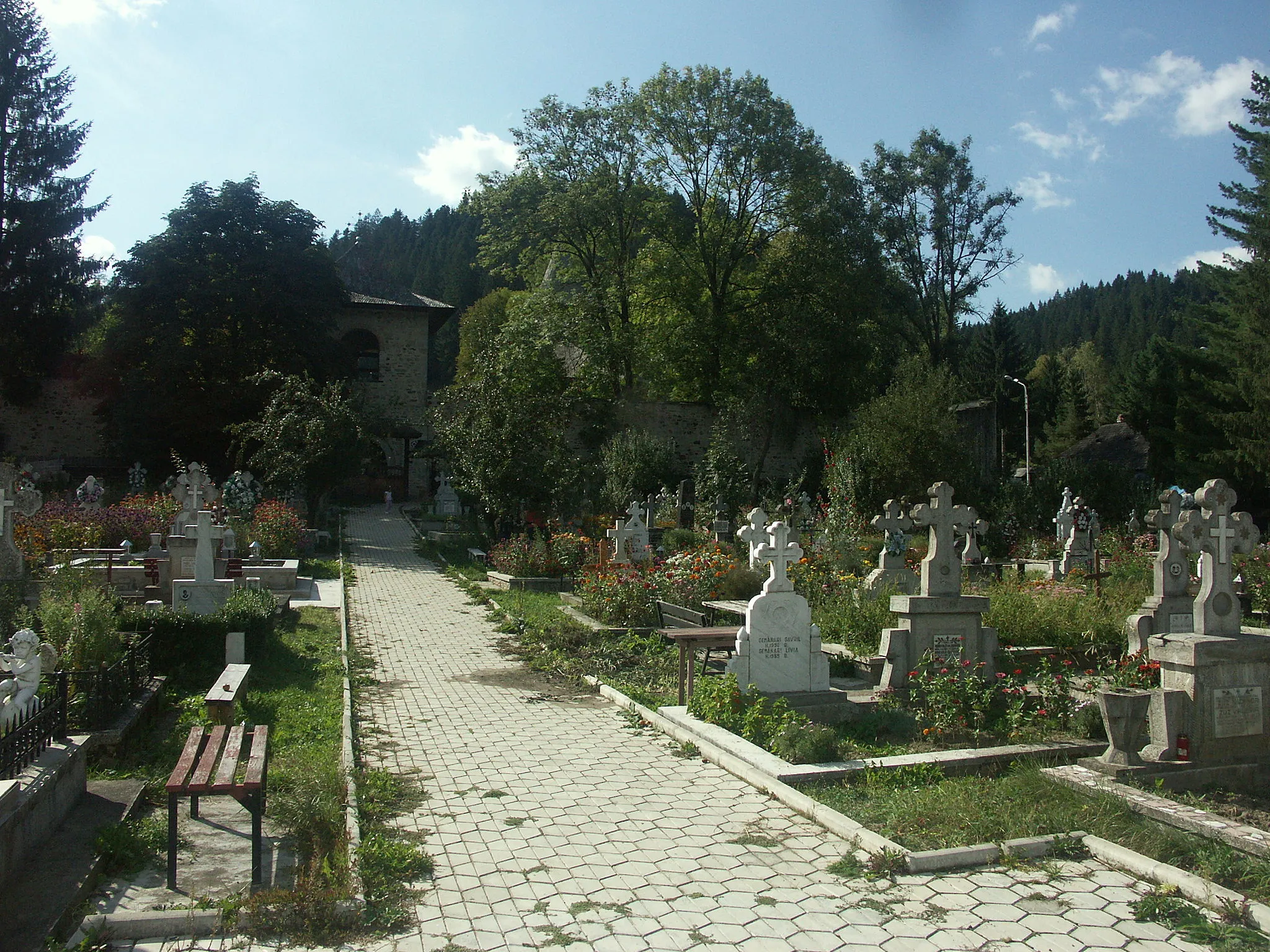 Photo showing: Friedhof neben dem Moldaukloster in Voroneţ
