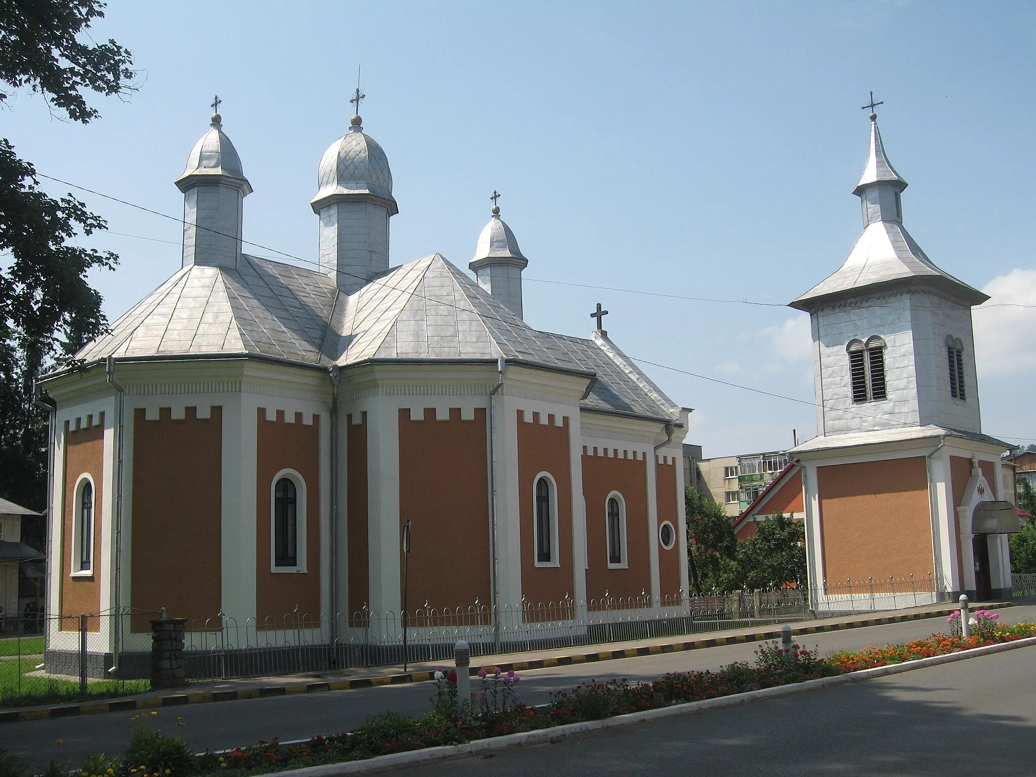 Photo showing: Biserica Sf. Constantin si Elena din Gura Humorului