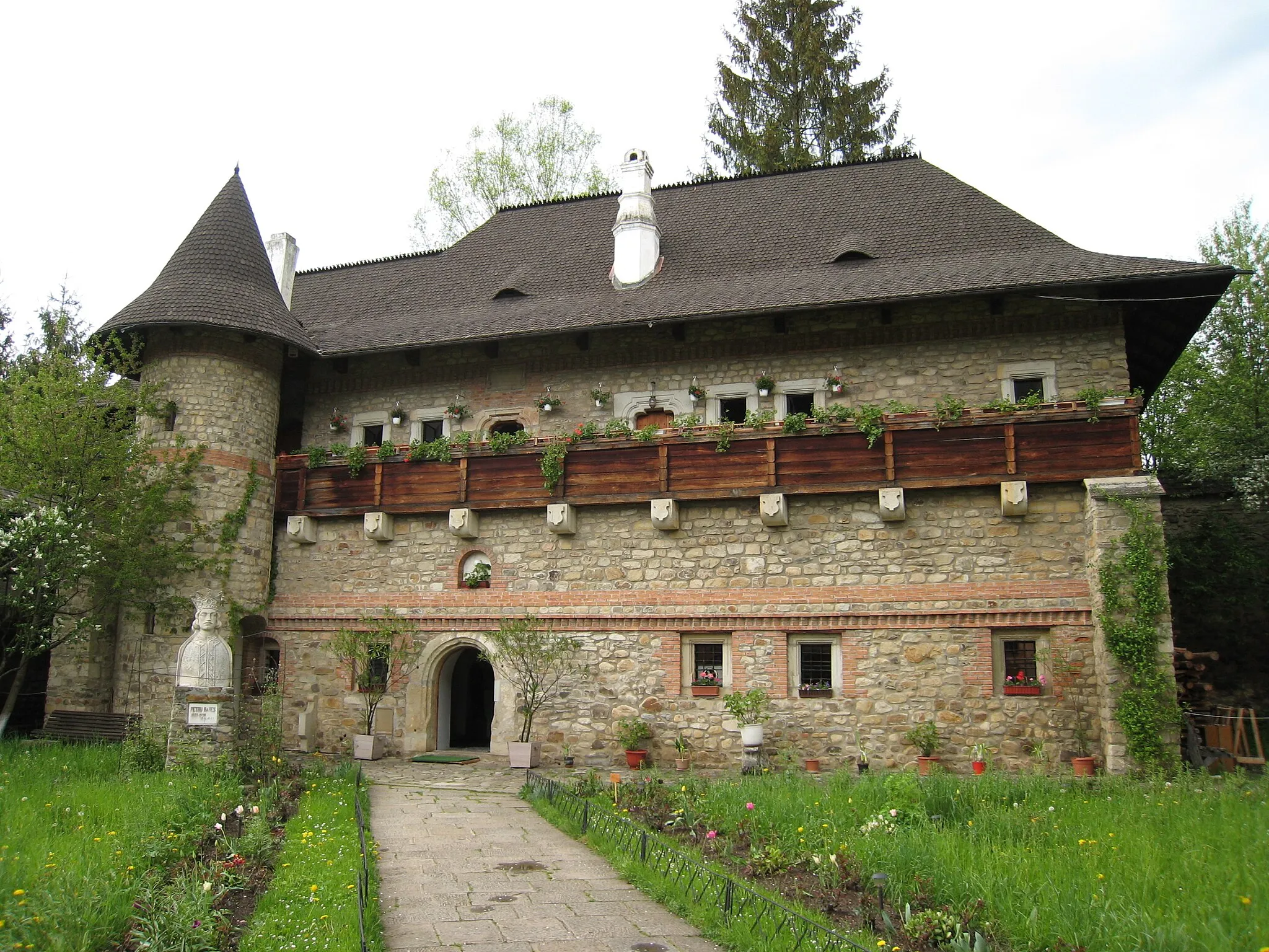 Photo showing: Clisiarnita with circular tower inside Moldovita Monastery