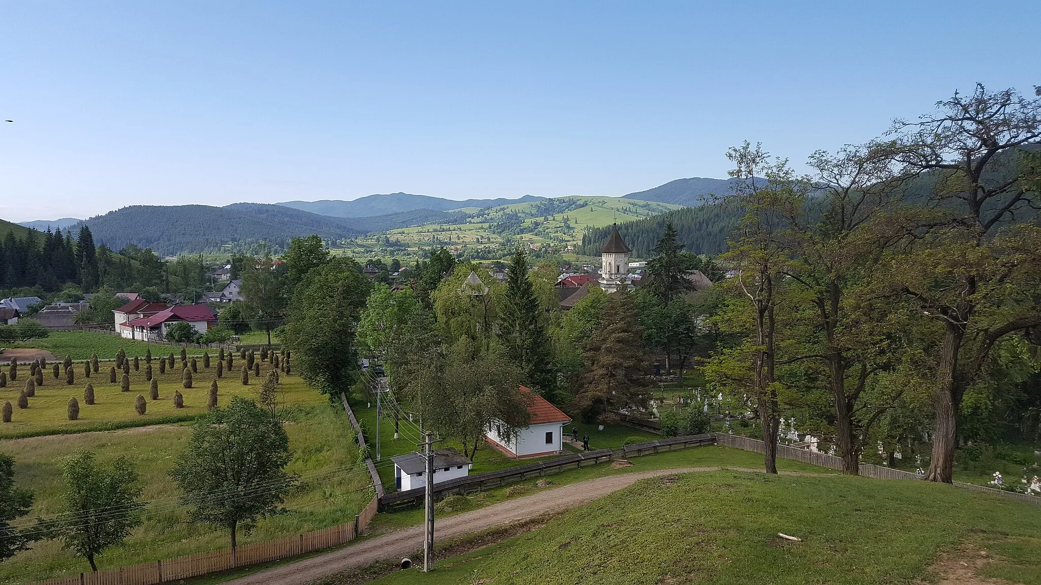 Photo showing: Panorama of Vatra Moldoviței, Suceava, as seen from a hill above a monastery.