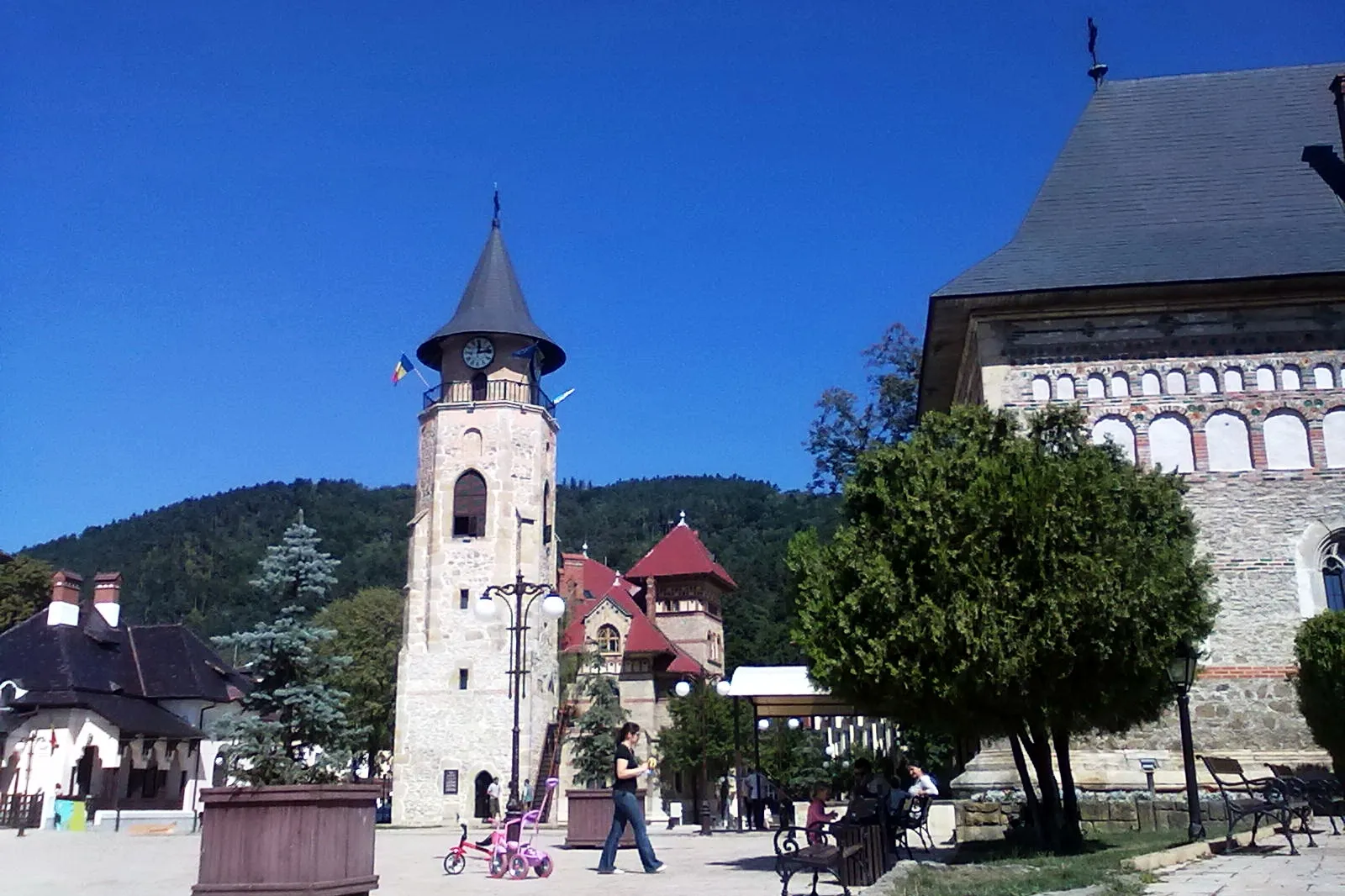 Photo showing: Turn clopotniță (Turnul Clopotnitei sau Turnul lui Stefan)
Intregind complexul monumentelor din Piatra Neamt, in partea de nord vest a Bisericii Domnesti (de pe platoul din centrul orasului), impresioneaza prin aspect Turnul Clopotnitei (cunoscut si ca Turnul lui Stefan), constructie masiva, avand o inaltime de 19 m si care impreuna cu Biserica Domneasca Sfantul Ioan constituie un impresionant document in piatra al istoriei acestei stravechi asezari.
La fel ca si biserica, turnul se pastreaza foarte bine, fara modificari structurale care sa-l indeparteze de forma originala.
Pisania incastrata in peretele estic atribuie constructia tot lui Stefan cel Mare, datand-o in ultimul in al secolului al XV-lea, adica in 1499, fapt care explica unele trasaturi comune cu turnul de la Manastirea Bistrita datorat aceluiasi voievod (manastirea este situata in satul cu acelasi nume din vecinatatea orasului, pe drumul ce duce spre Bicaz).
Aspectul general al clopotnitei din Piatra Neamt este insa cu totul diferit, deoarece pana la inaltimea de 7 m are un plan patrat, care se modifica apoi, transformandu-se intr-un octogon cu laturile inegale. Zidurile sunt din piatra fasonata, iar contraforturile se ridica deasupra patratului de baza, pe laturile mai mici ale corpului octogonal.

Parterul nu comunica in interior cu celelalte nivele. O scara metalica exterioara asigura accesul la  primul etaj, de unde se face legatura cu incaperile superioare pina la camera clopotelor si la foisorul construit ulterior pentru depistarea incendiilor din oras. In vremuri trecute, o buna perioada de timp turnul a fost utilizat pentru observarea unor posibile incendii in oras.