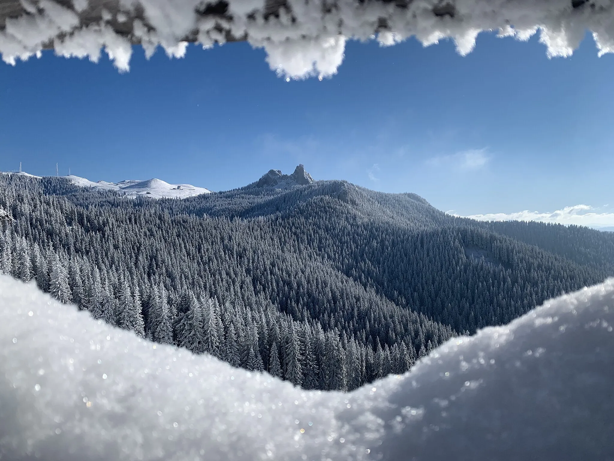 Photo showing: Rarău Massif, with the Pietrele Doamnei stones visible and the main peak to the far left.