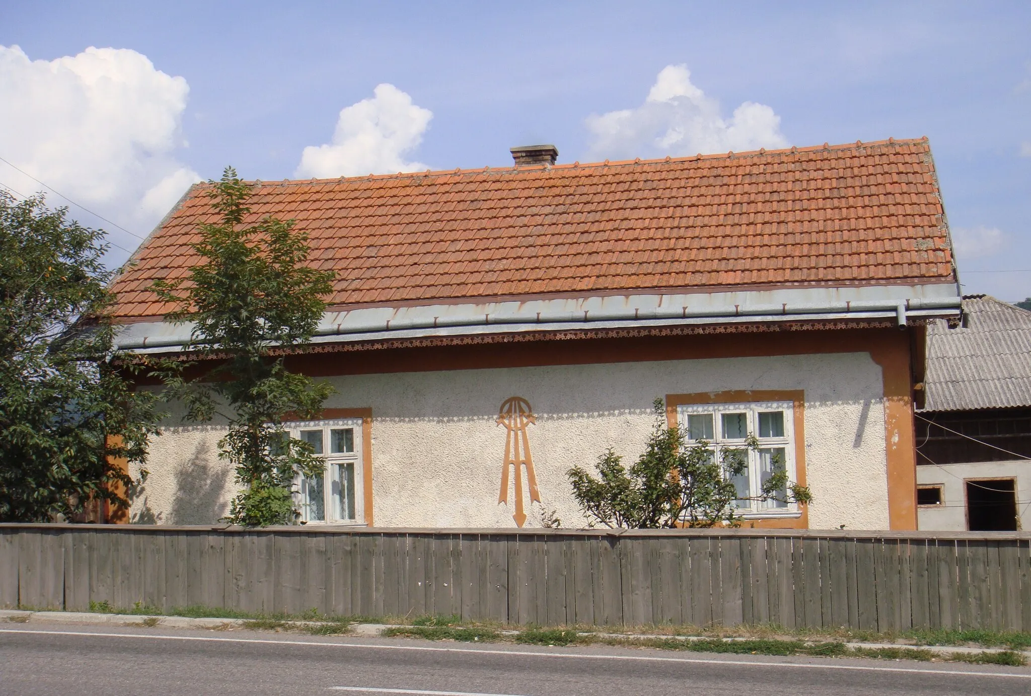 Photo showing: Traditional Bukovina house with solar eclipse motif