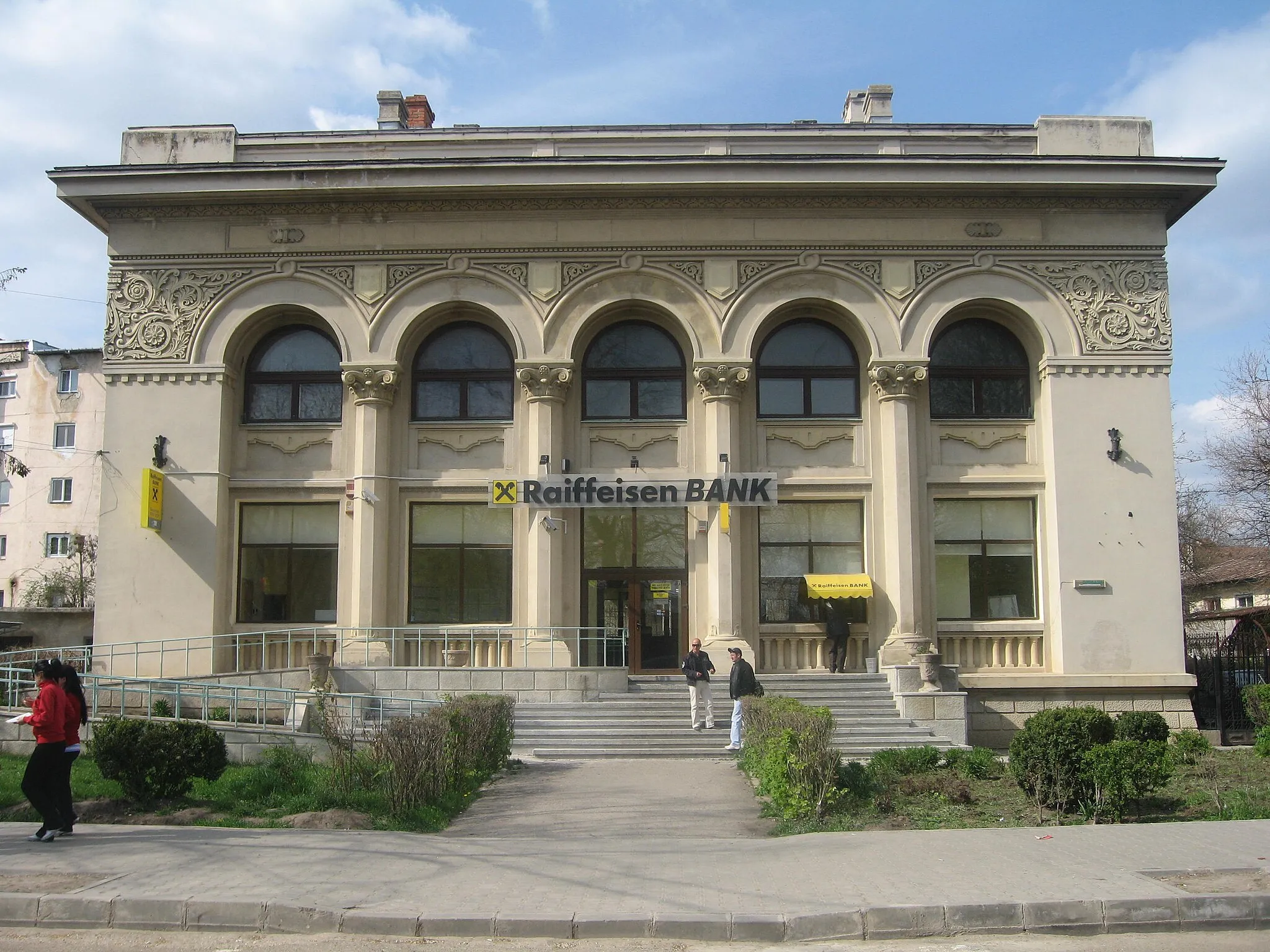 Photo showing: Raiffeisen Bank of Husi, Vaslui County, Romania