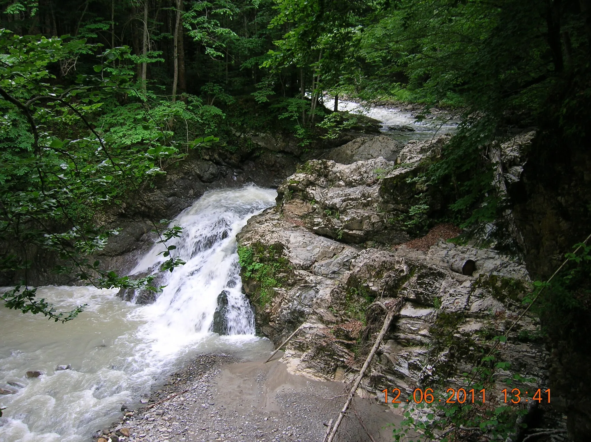 Photo showing: Munţii Tarcăului (Carpaţii Orientali, România)-Cascada Duras