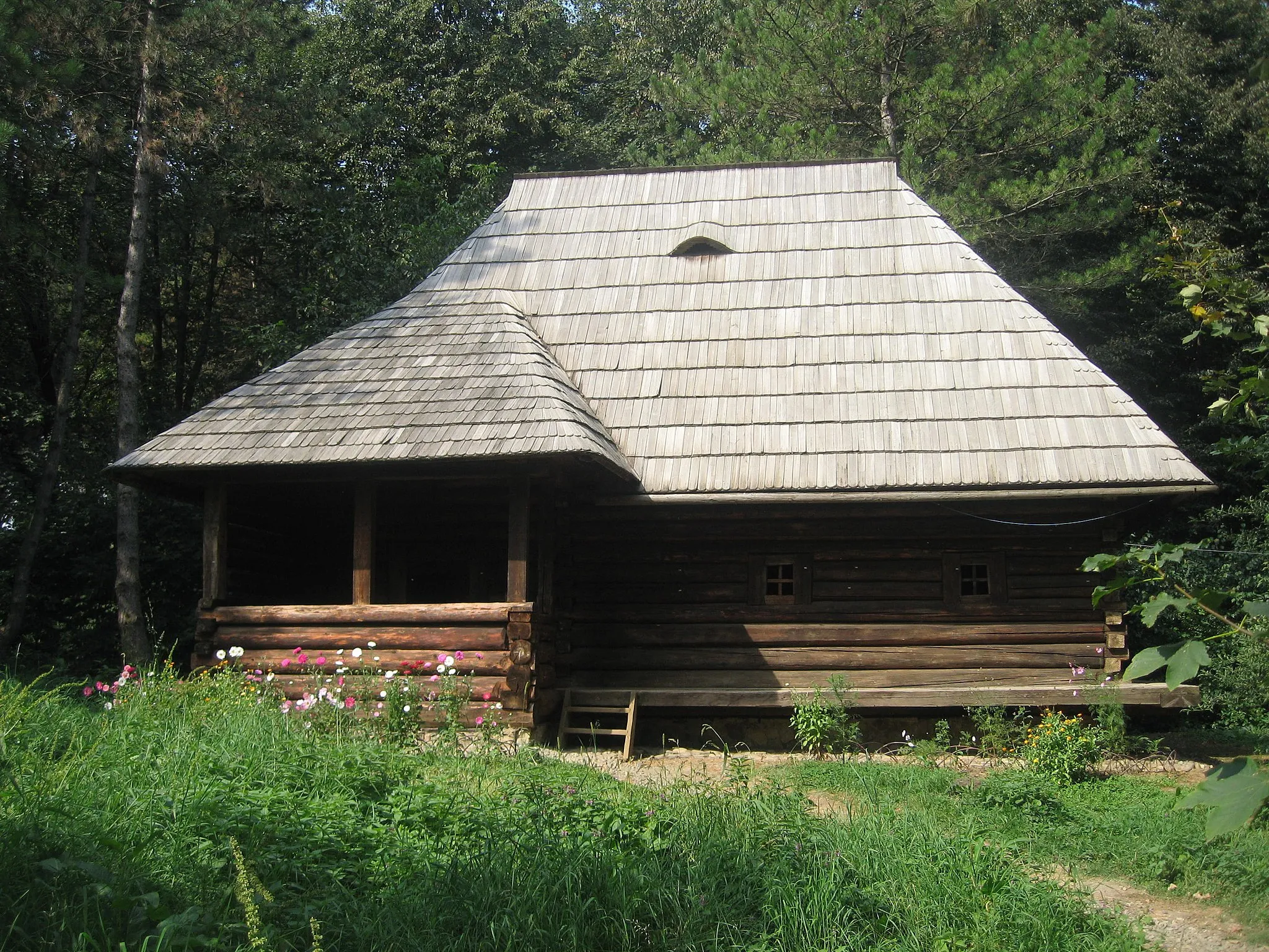 Photo showing: Bukovina Village Museum - The Dorna Candrenilor House, Dorna ethnographic area.