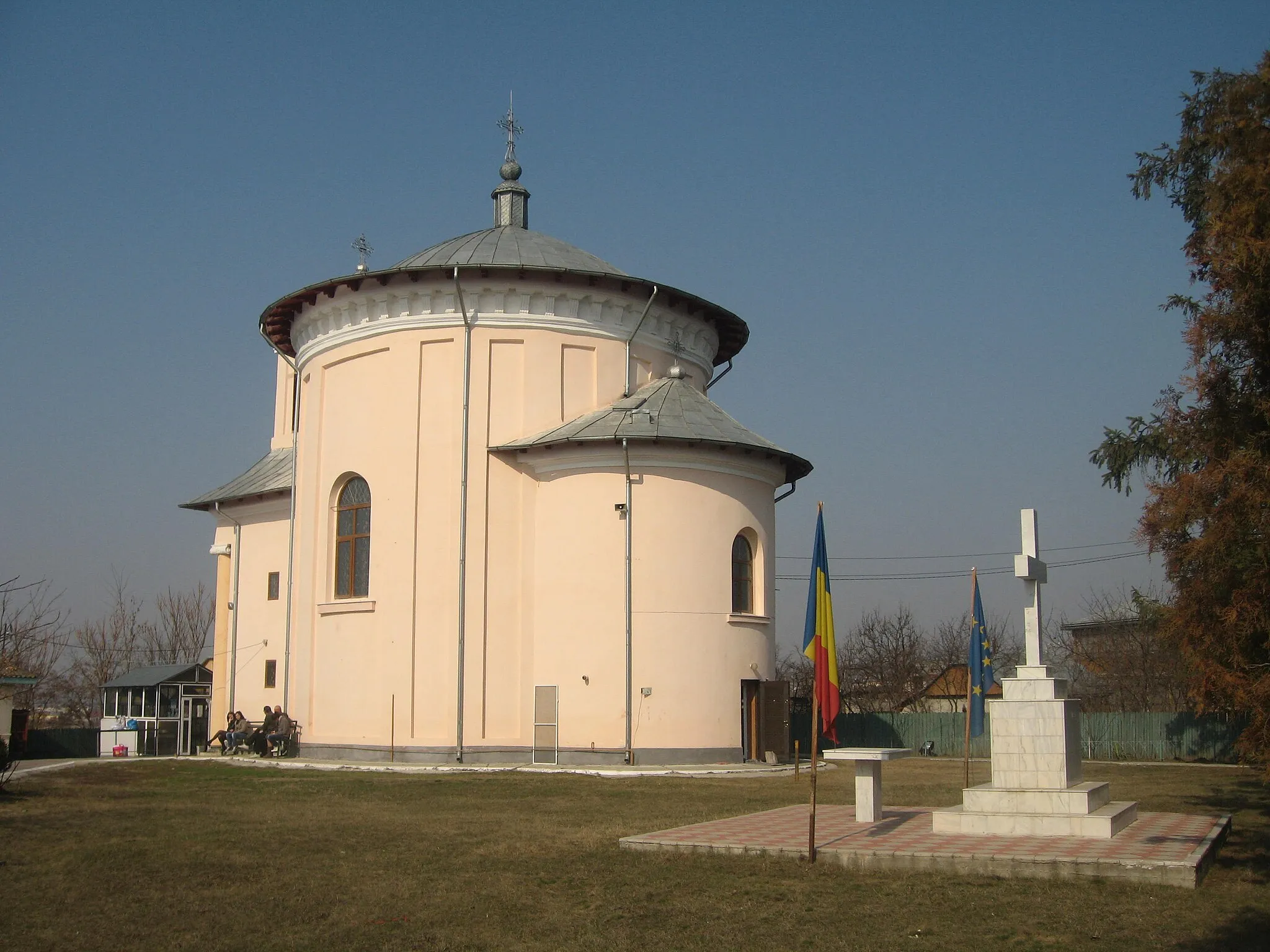 Photo showing: Biserica rotundă din Leţcani