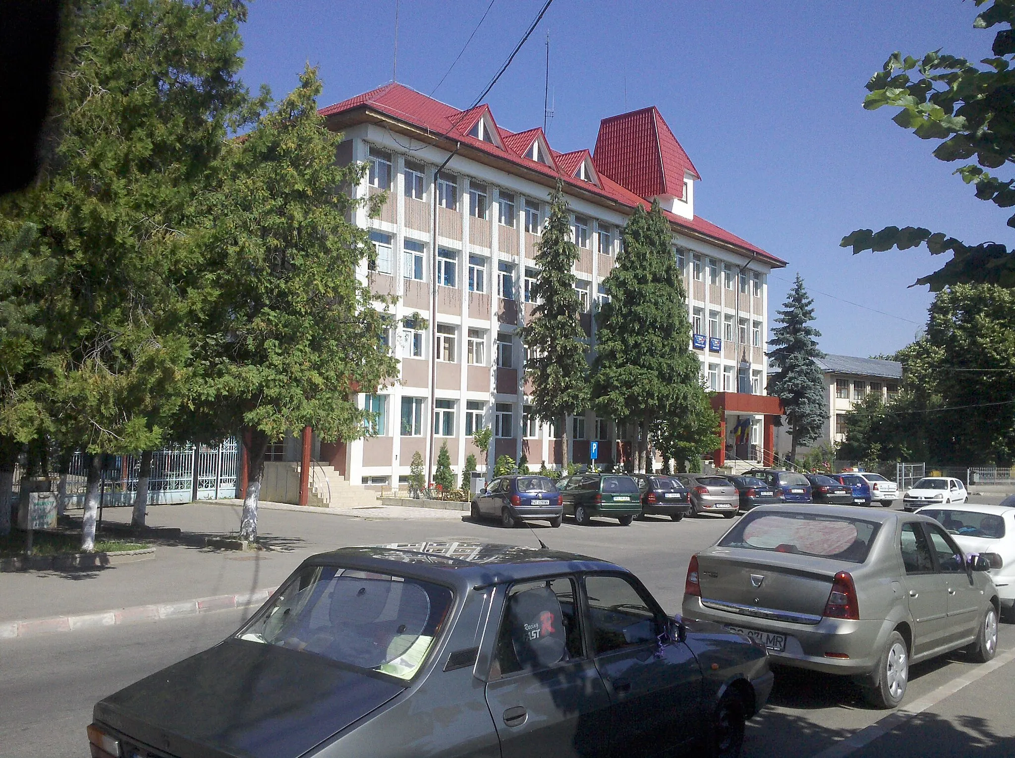 Photo showing: Ayuntamiento de Moineşti, Rumania.